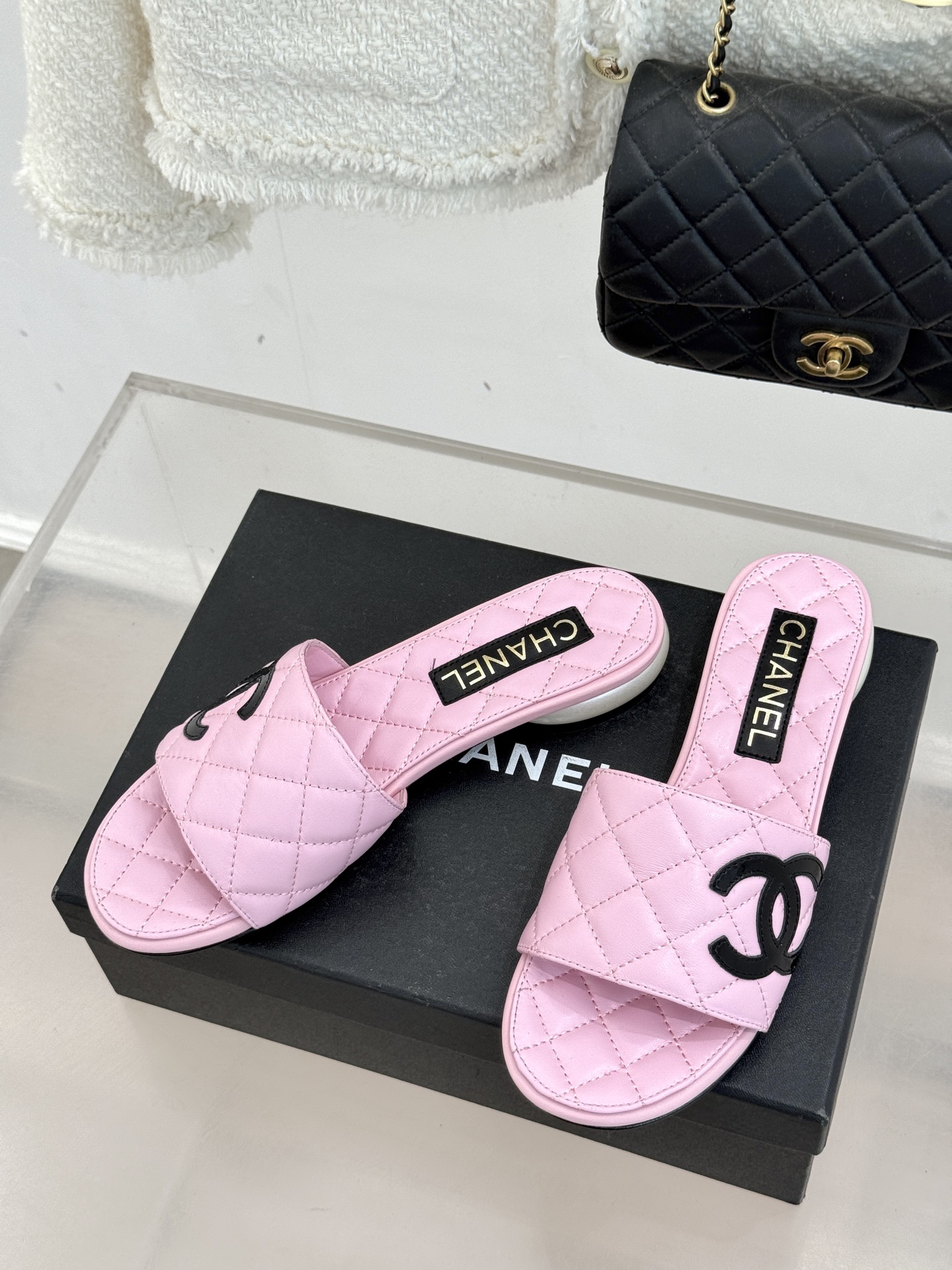 CHANE*｜小香经典巨型珍珠跟双C菱格拖鞋将法式浪漫与奢雅气场完美融合。经典菱格缝线复刻品牌精髓温润小