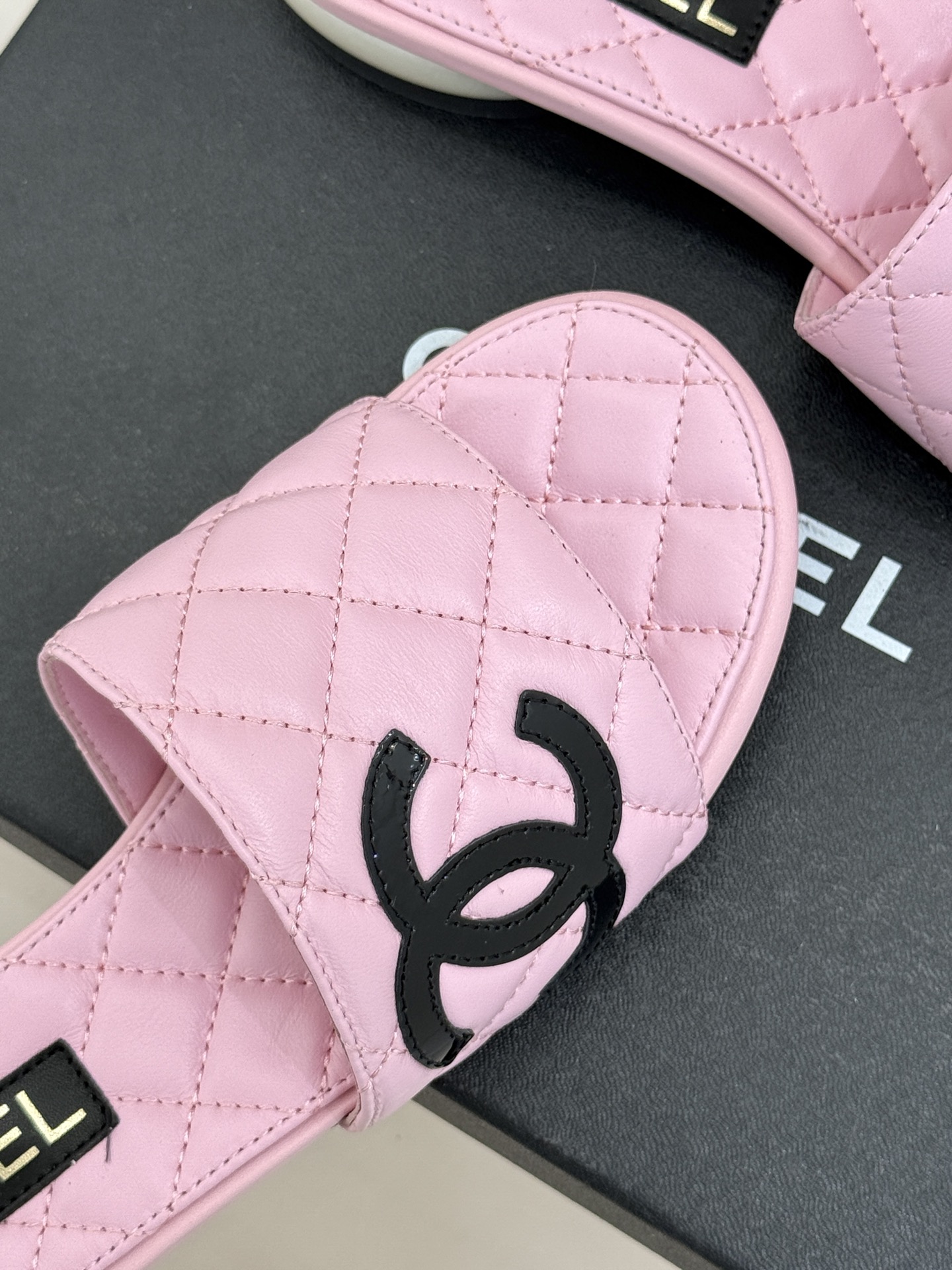 CHANE*｜小香经典巨型珍珠跟双C菱格拖鞋将法式浪漫与奢雅气场完美融合。经典菱格缝线复刻品牌精髓温润小