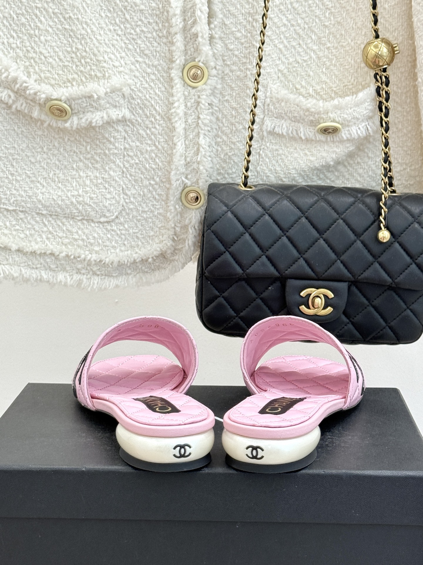 CHANE*｜小香经典巨型珍珠跟双C菱格拖鞋将法式浪漫与奢雅气场完美融合。经典菱格缝线复刻品牌精髓温润小