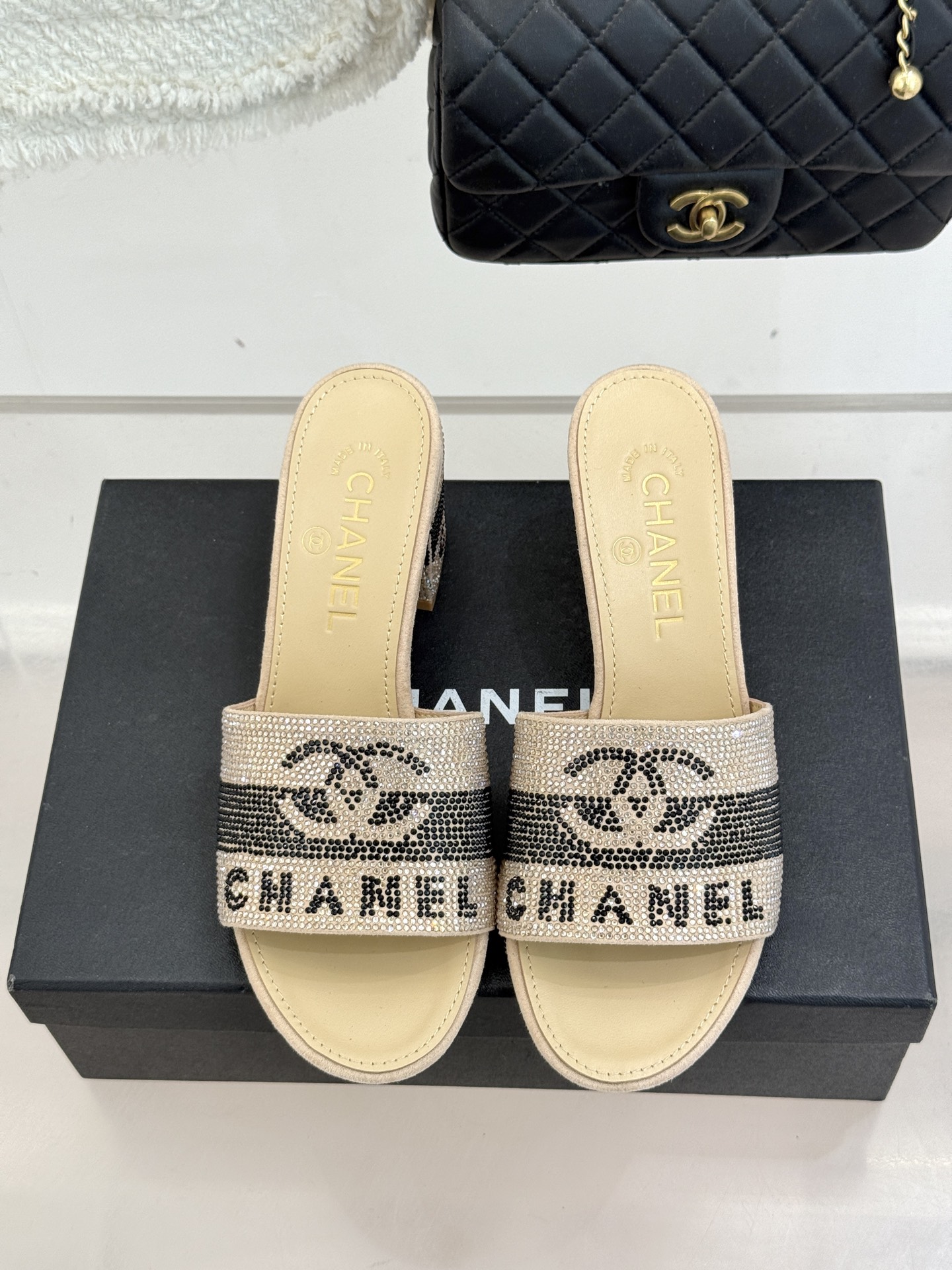 CHANE*｜小香经典水钻双C字母拖鞋这大概就是传说中公主的水晶鞋吧💎璀璨水钻手工镶嵌双C标识光影流转间