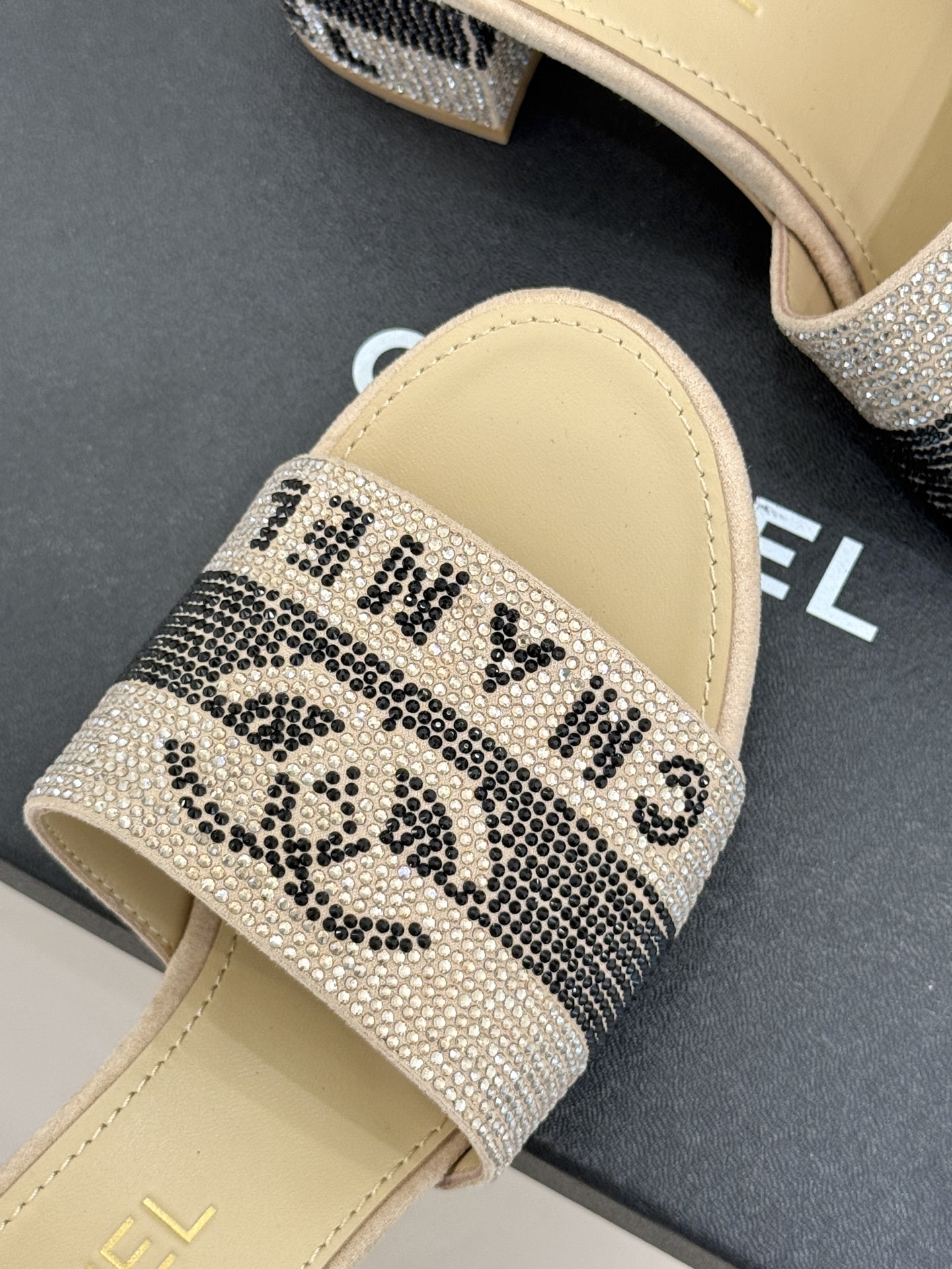 CHANE*｜小香经典水钻双C字母拖鞋这大概就是传说中公主的水晶鞋吧💎璀璨水钻手工镶嵌双C标识光影流转间