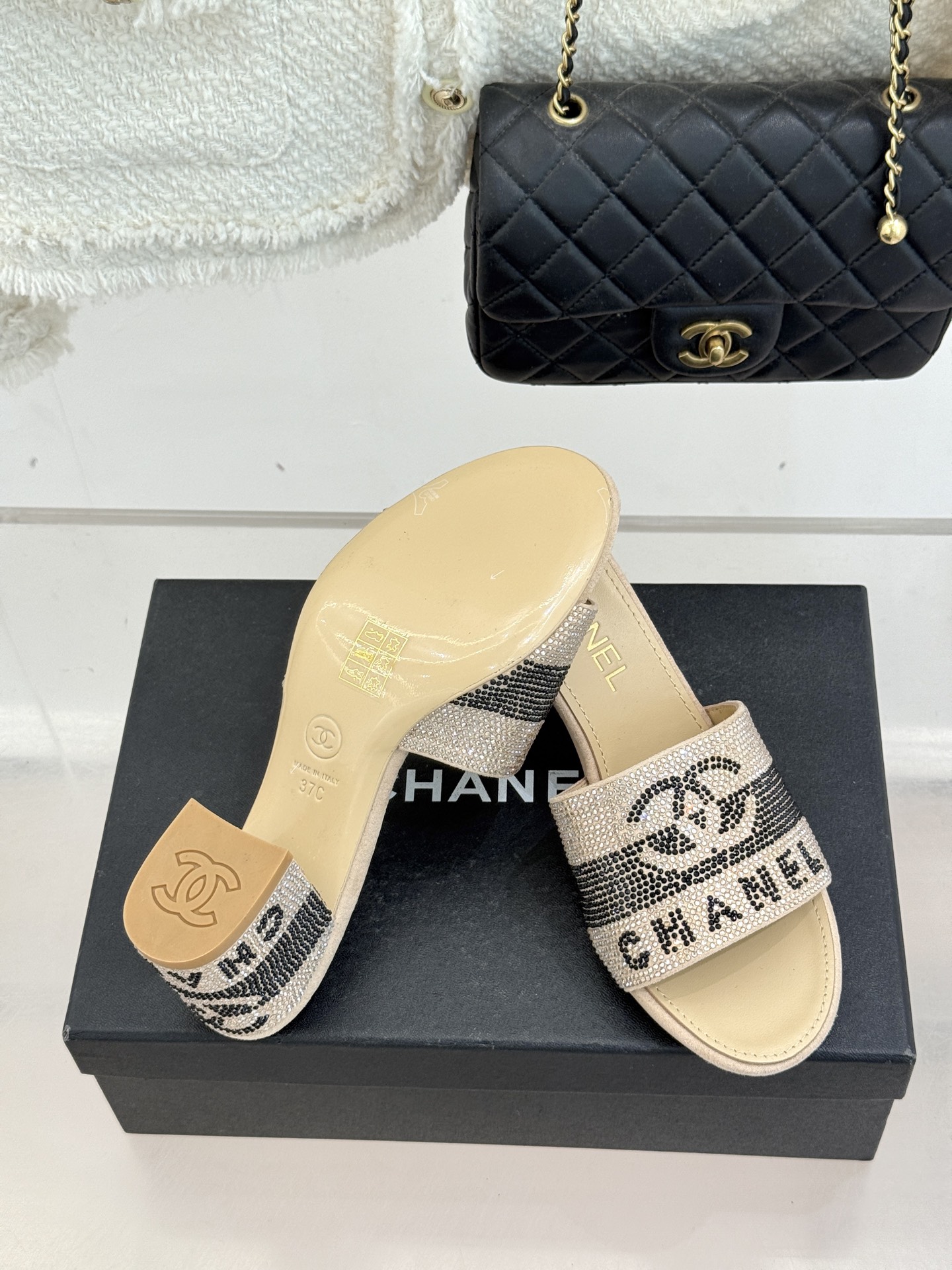 CHANE*｜小香经典水钻双C字母拖鞋这大概就是传说中公主的水晶鞋吧💎璀璨水钻手工镶嵌双C标识光影流转间