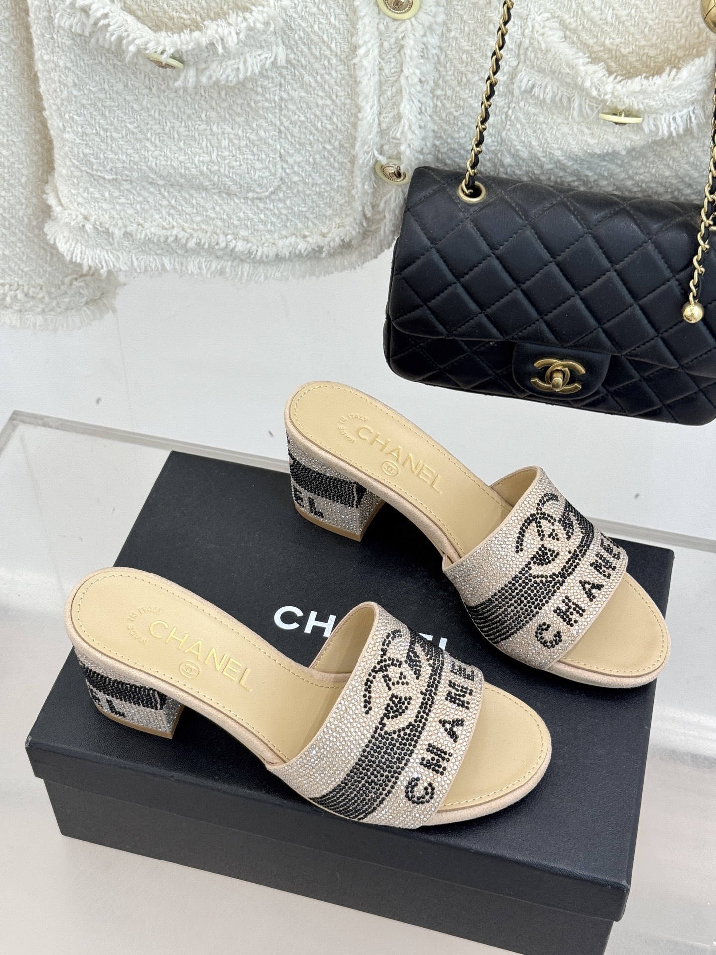 CHANE*｜小香经典水钻双C字母拖鞋这大概就是传说中公主的水晶鞋吧💎璀璨水钻手工镶嵌双C标识光影流转间