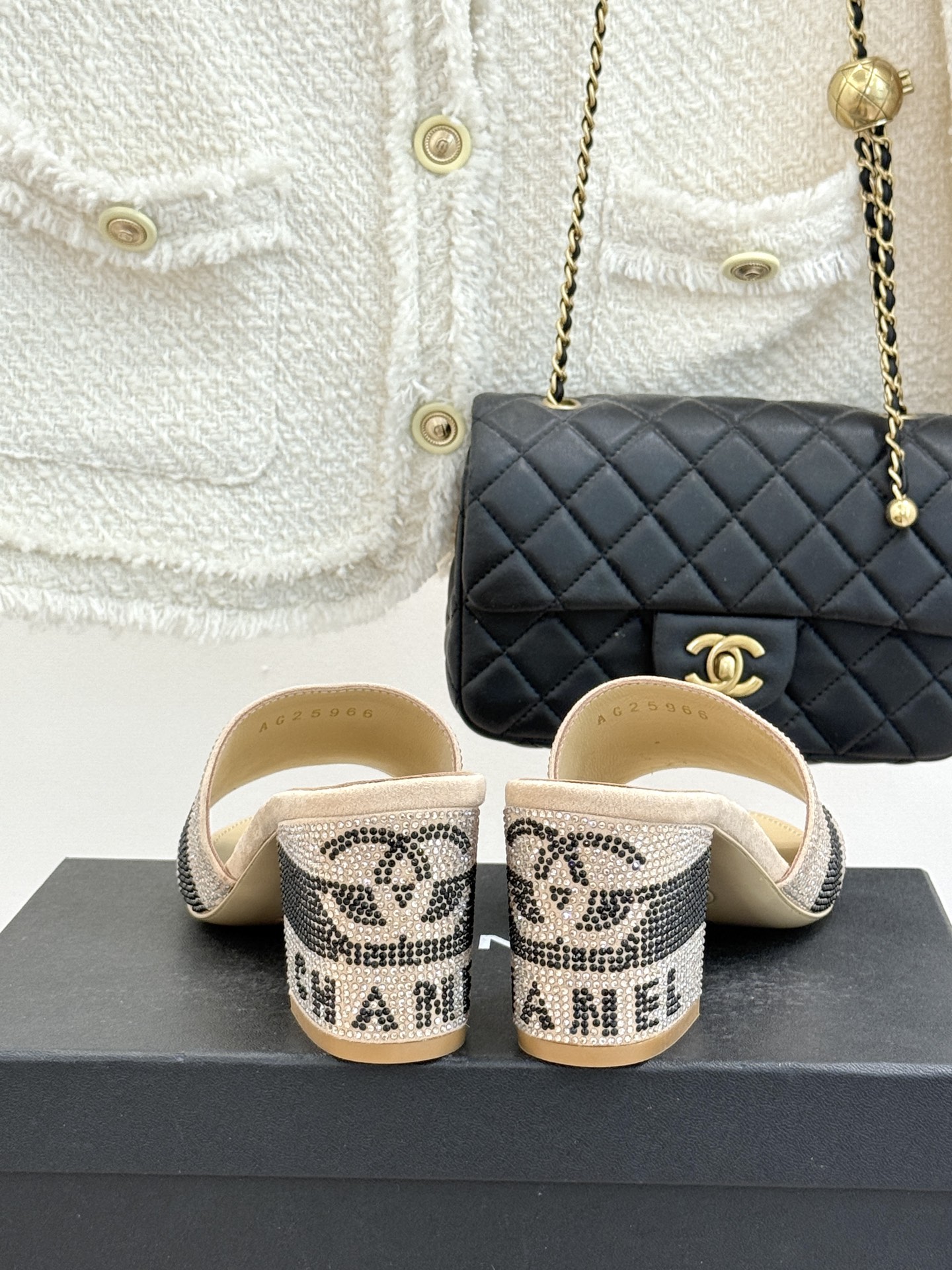 CHANE*｜小香经典水钻双C字母拖鞋这大概就是传说中公主的水晶鞋吧💎璀璨水钻手工镶嵌双C标识光影流转间