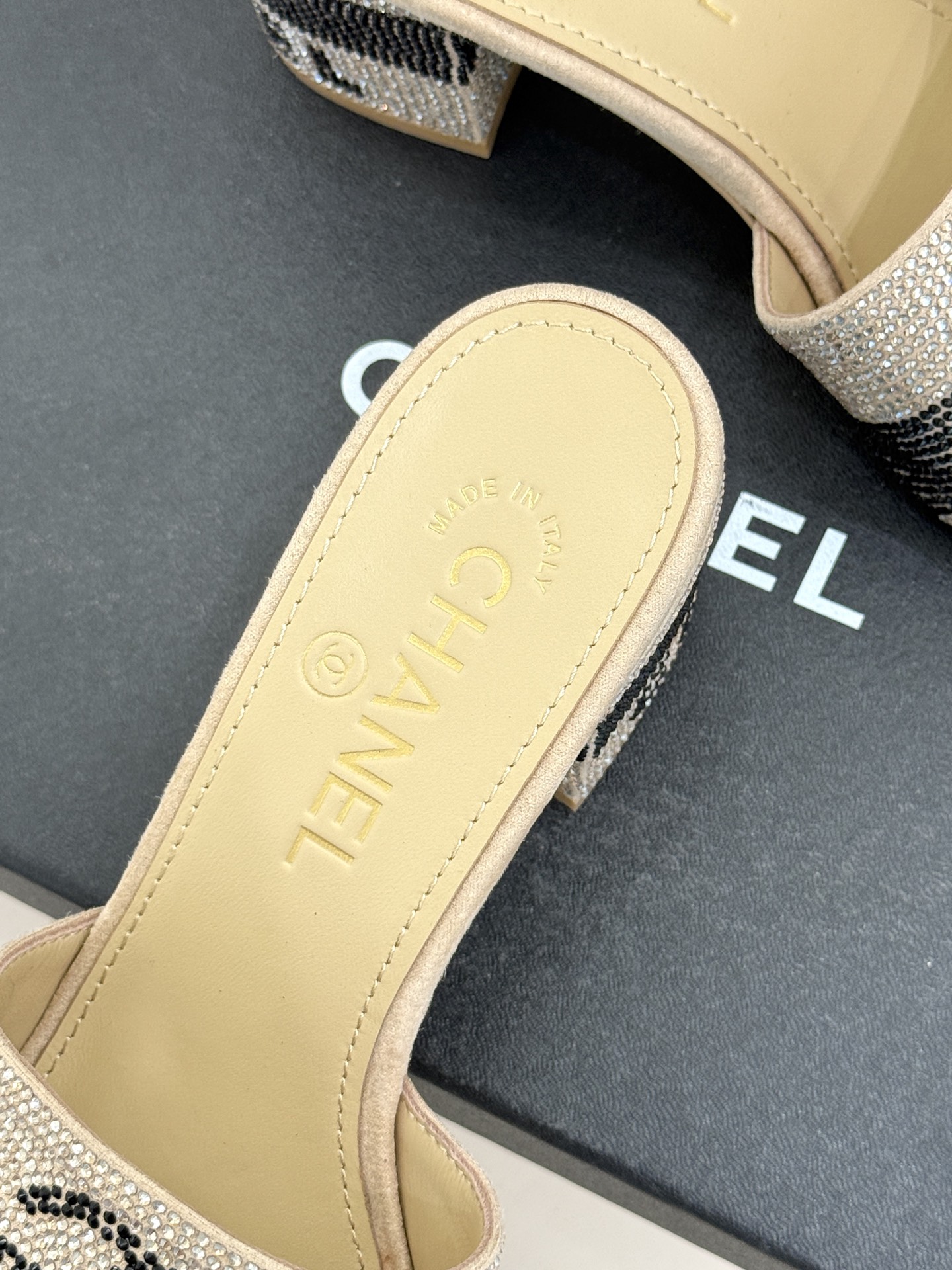 CHANE*｜小香经典水钻双C字母拖鞋这大概就是传说中公主的水晶鞋吧💎璀璨水钻手工镶嵌双C标识光影流转间