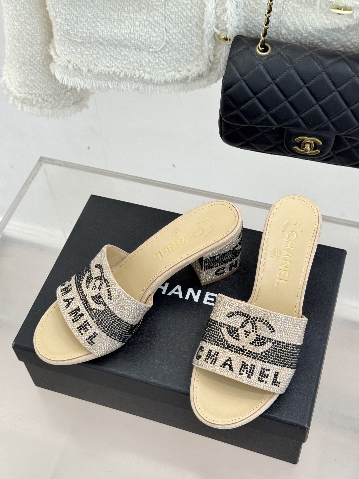 CHANE*｜小香经典水钻双C字母拖鞋这大概就是传说中公主的水晶鞋吧💎璀璨水钻手工镶嵌双C标识光影流转间