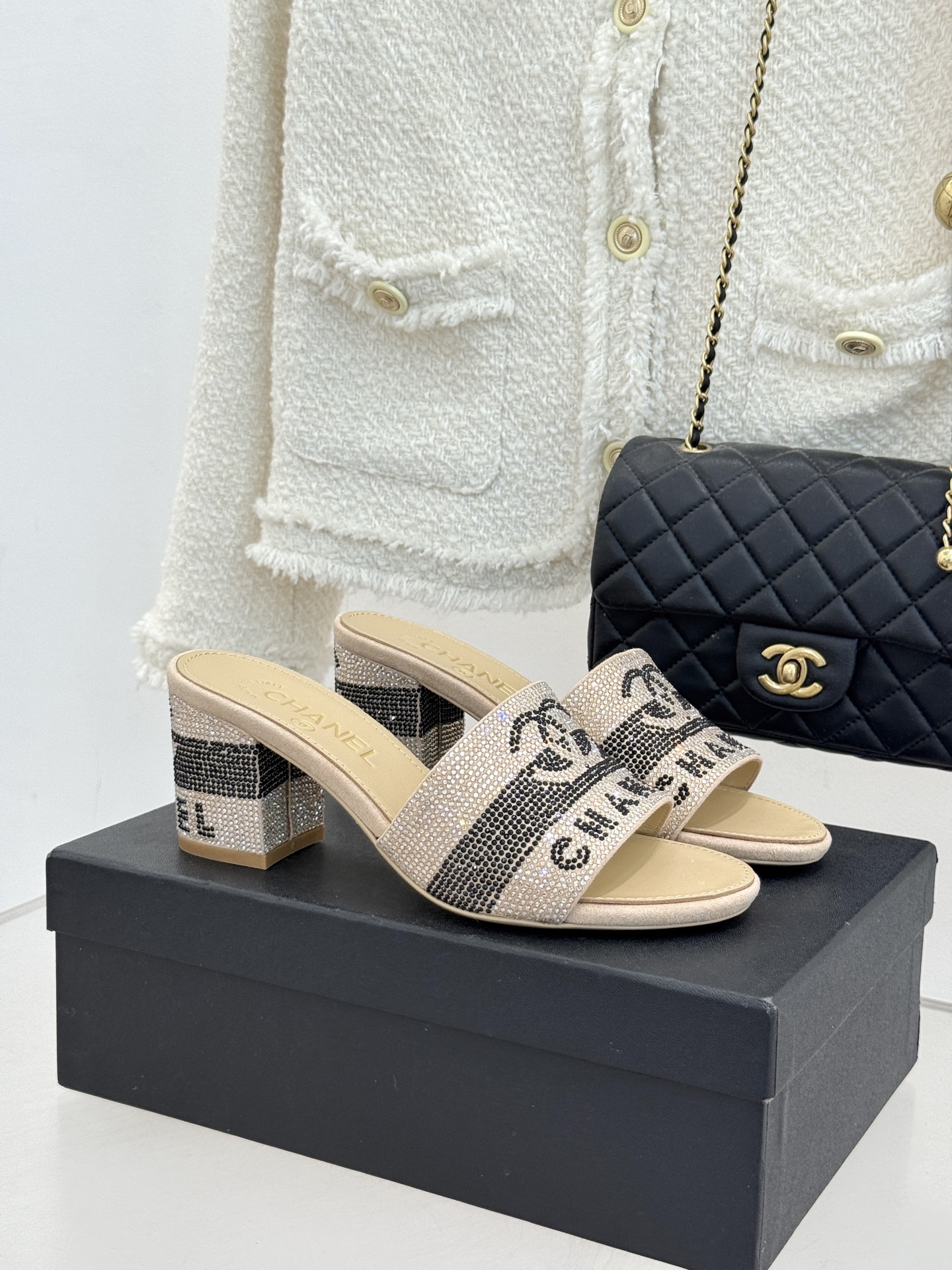 CHANE*｜小香经典水钻双C字母拖鞋这大概就是传说中公主的水晶鞋吧💎璀璨水钻手工镶嵌双C标识光影流转间