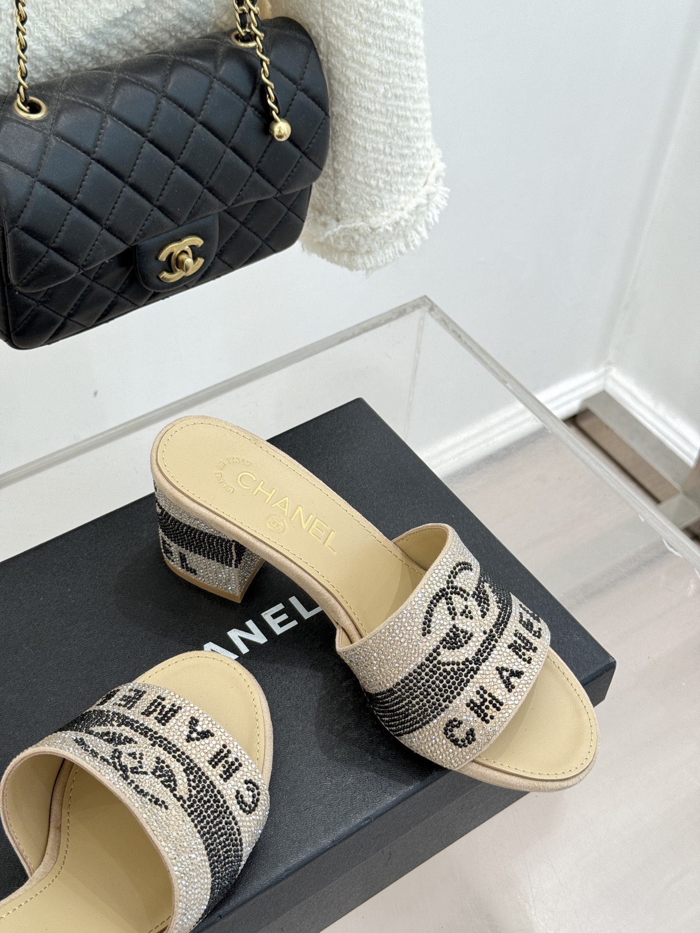 CHANE*｜小香经典水钻双C字母拖鞋这大概就是传说中公主的水晶鞋吧💎璀璨水钻手工镶嵌双C标识光影流转间