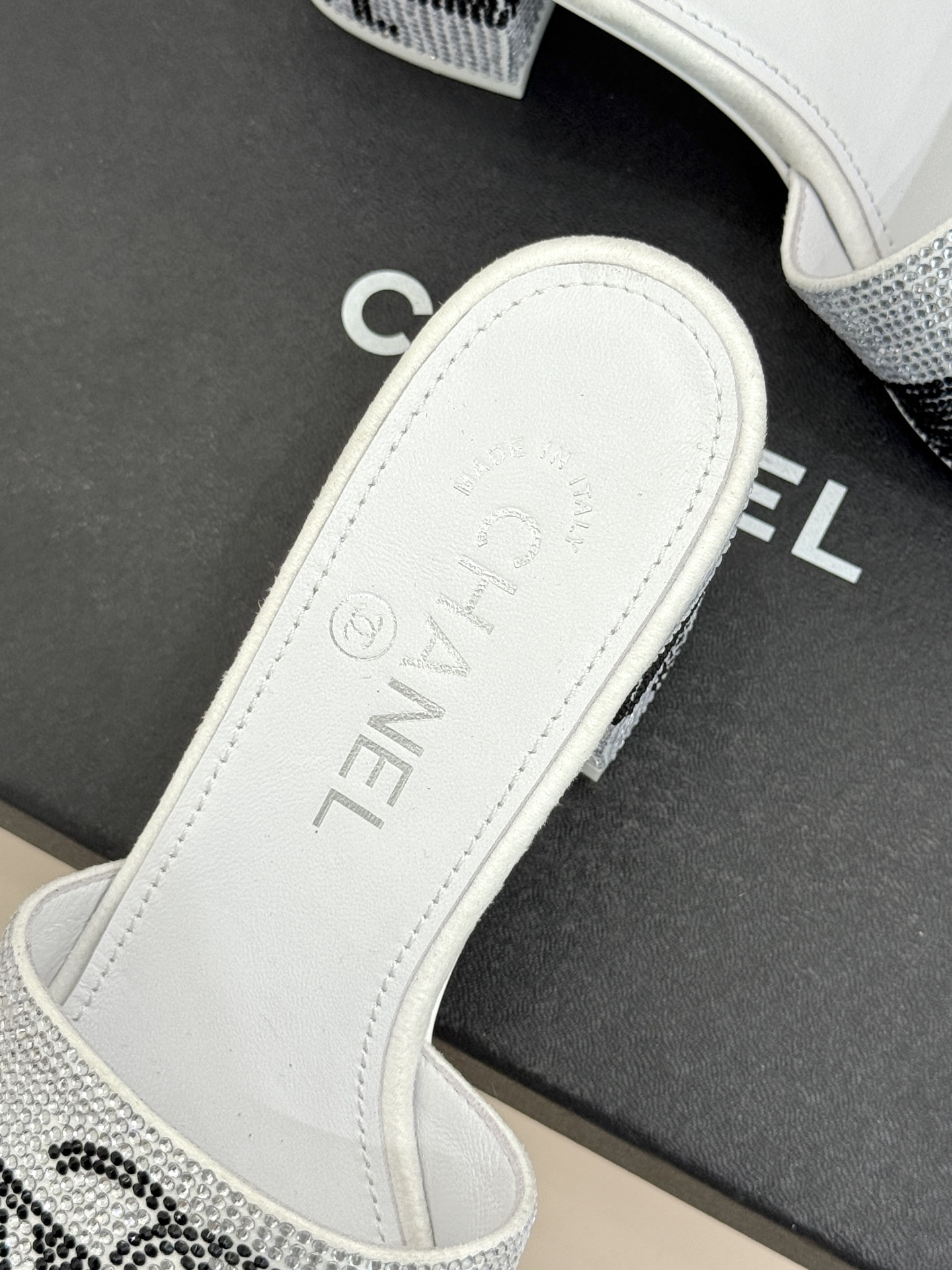 CHANE*｜小香经典水钻双C字母拖鞋这大概就是传说中公主的水晶鞋吧💎璀璨水钻手工镶嵌双C标识光影流转间