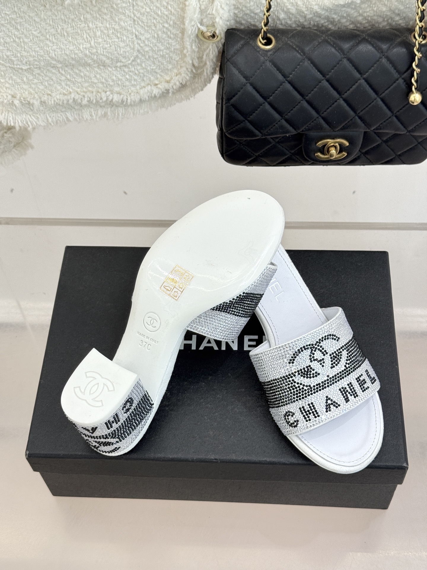 CHANE*｜小香经典水钻双C字母拖鞋这大概就是传说中公主的水晶鞋吧💎璀璨水钻手工镶嵌双C标识光影流转间