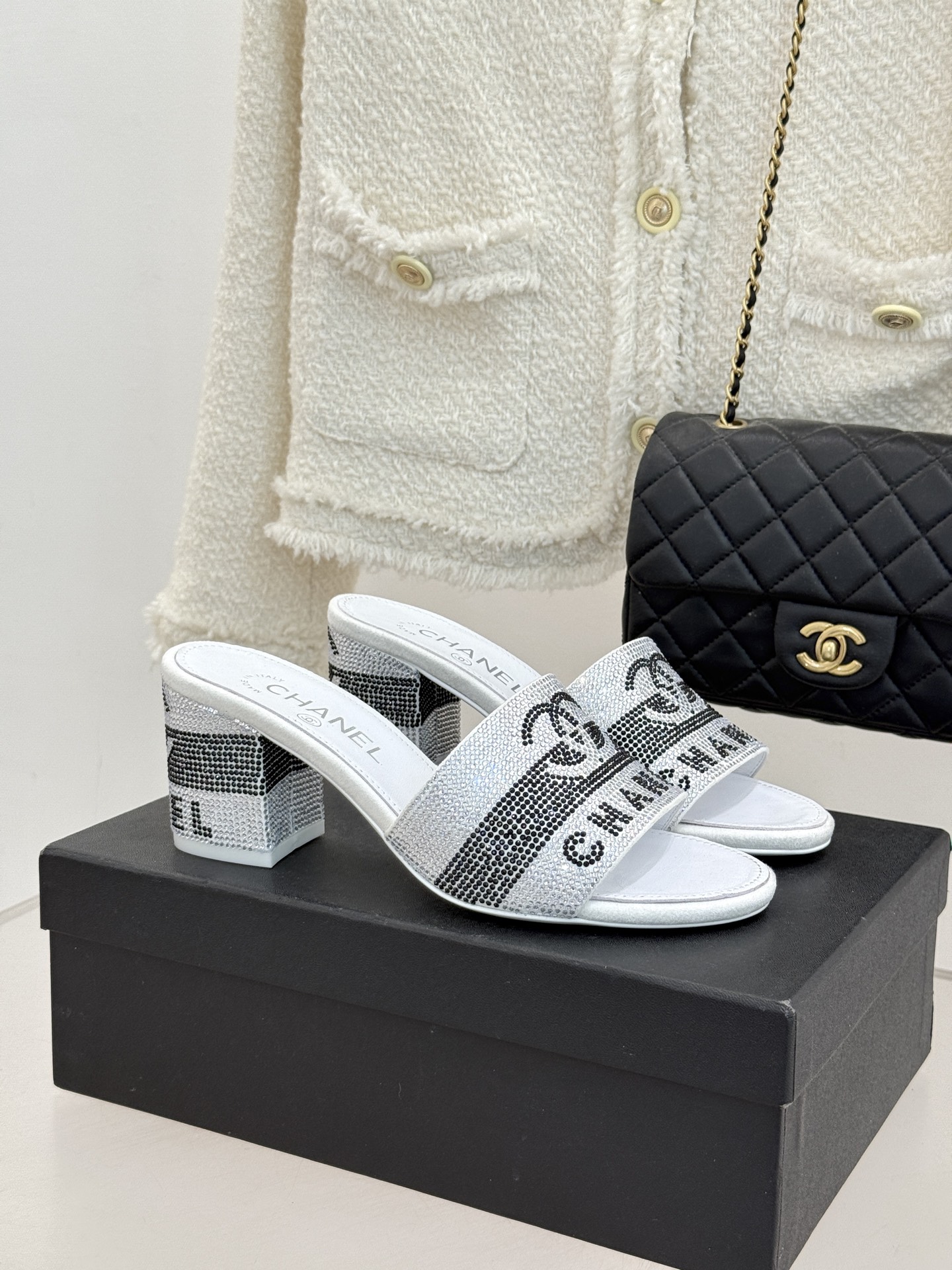 CHANE*｜小香经典水钻双C字母拖鞋这大概就是传说中公主的水晶鞋吧💎璀璨水钻手工镶嵌双C标识光影流转间