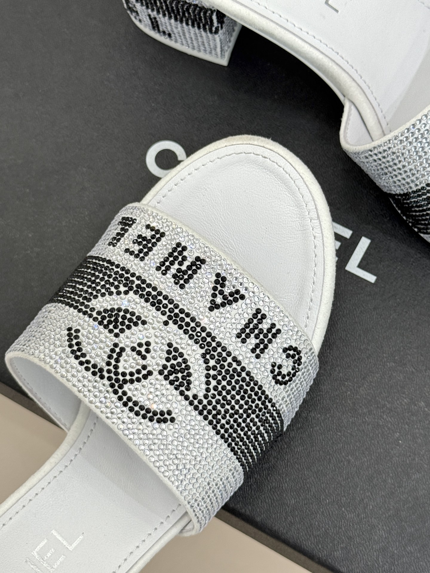 CHANE*｜小香经典水钻双C字母拖鞋这大概就是传说中公主的水晶鞋吧💎璀璨水钻手工镶嵌双C标识光影流转间