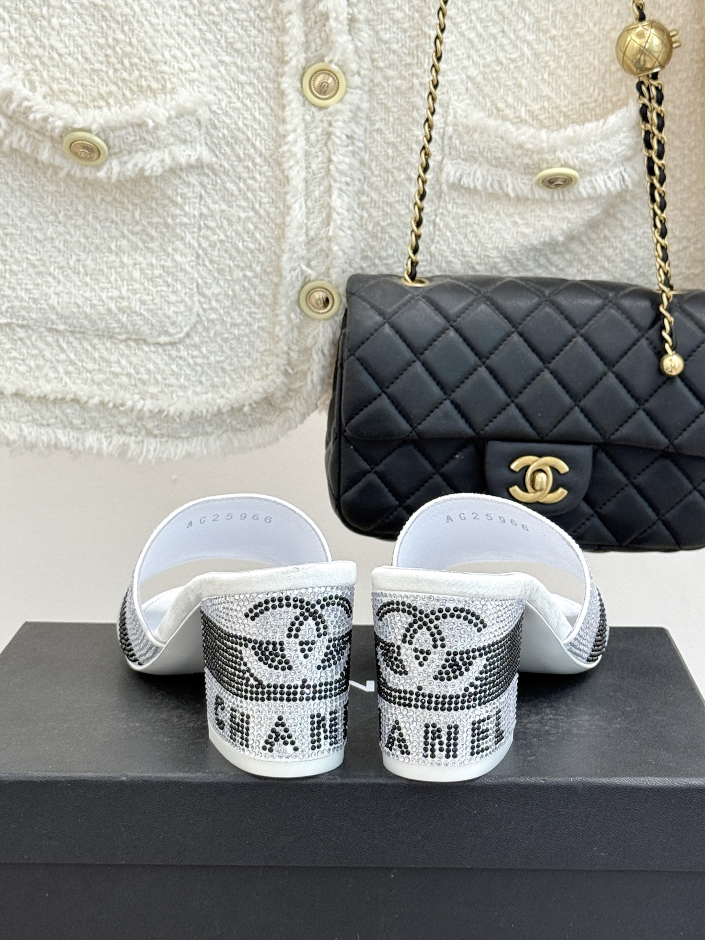 CHANE*｜小香经典水钻双C字母拖鞋这大概就是传说中公主的水晶鞋吧💎璀璨水钻手工镶嵌双C标识光影流转间