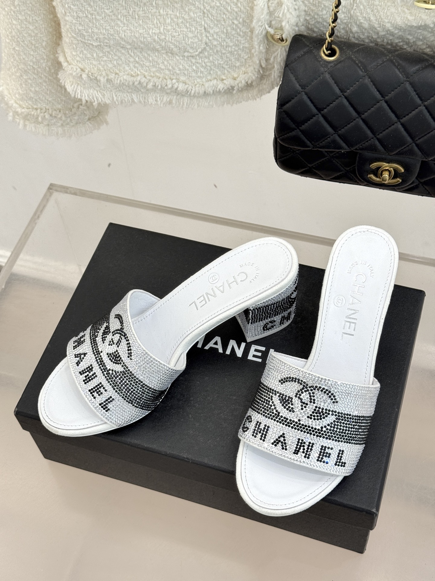 CHANE*｜小香经典水钻双C字母拖鞋这大概就是传说中公主的水晶鞋吧💎璀璨水钻手工镶嵌双C标识光影流转间