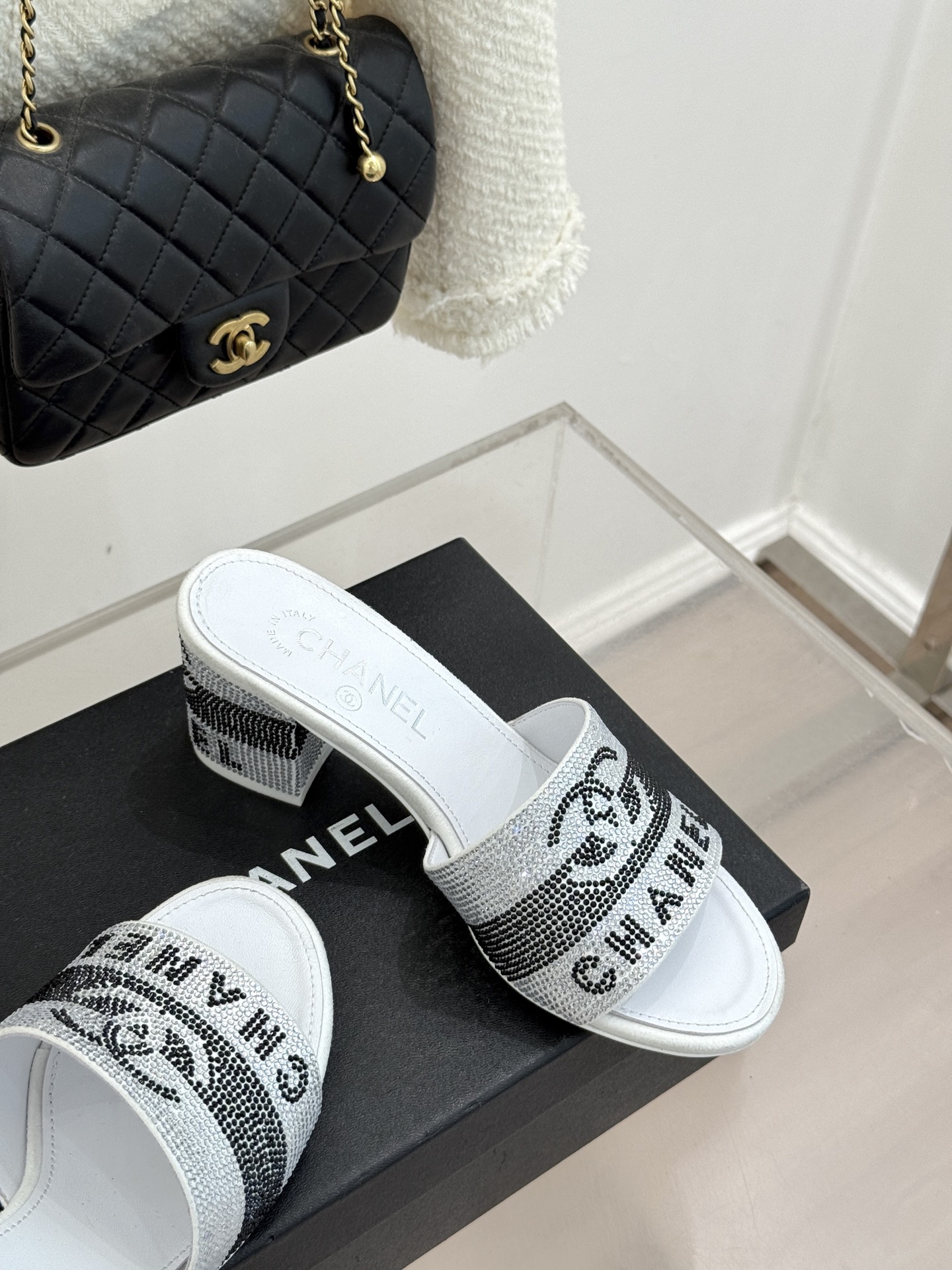 CHANE*｜小香经典水钻双C字母拖鞋这大概就是传说中公主的水晶鞋吧💎璀璨水钻手工镶嵌双C标识光影流转间