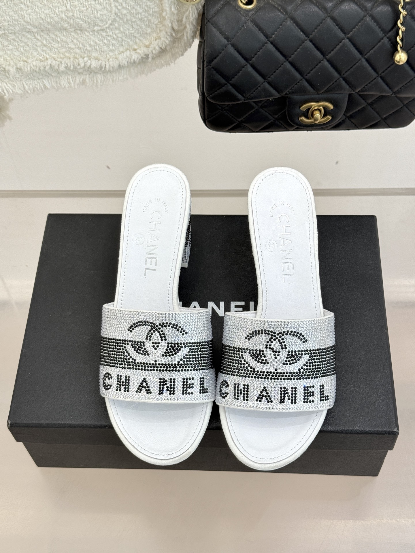 CHANE*｜小香经典水钻双C字母拖鞋这大概就是传说中公主的水晶鞋吧💎璀璨水钻手工镶嵌双C标识光影流转间