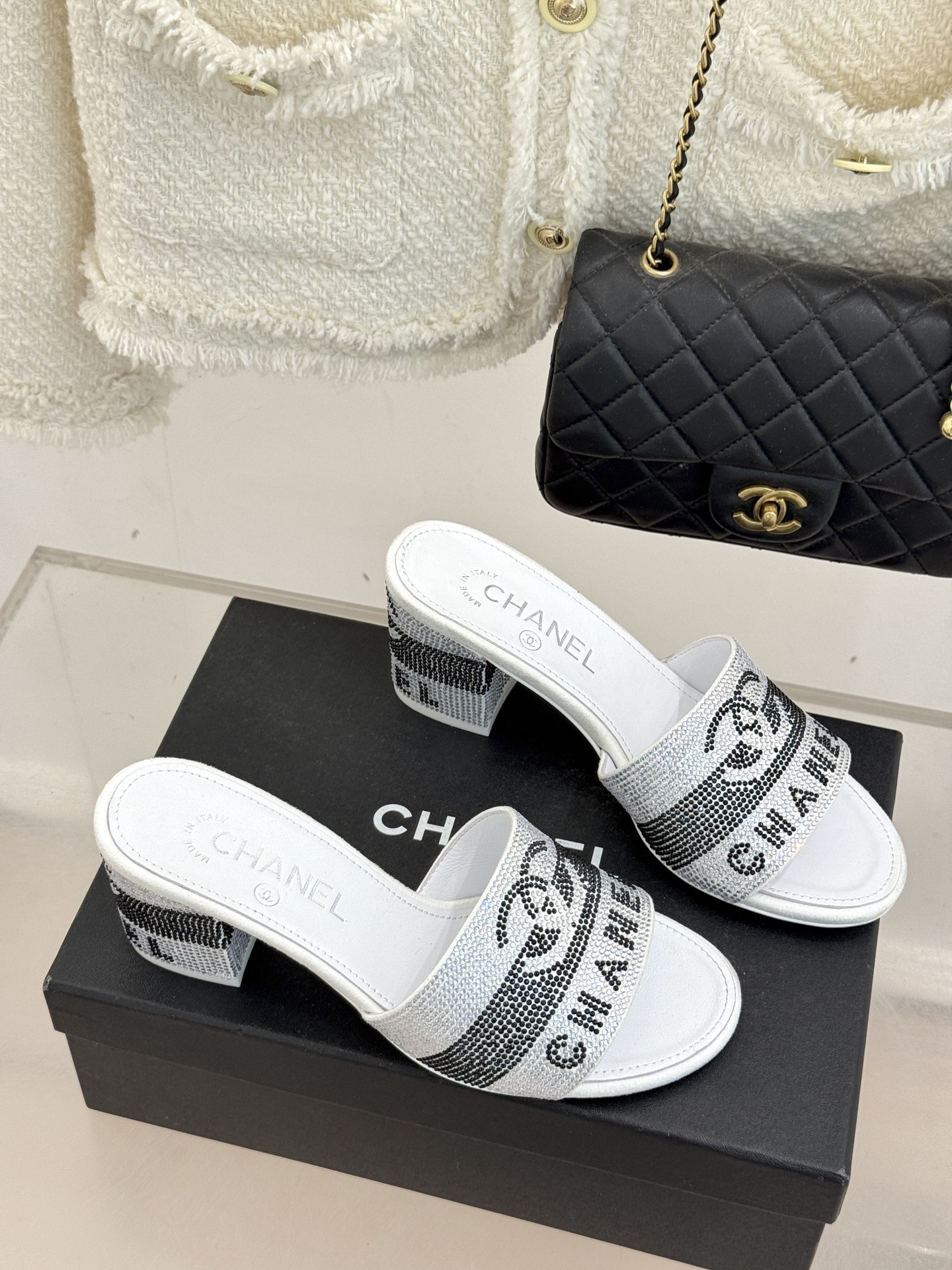 CHANE*｜小香经典水钻双C字母拖鞋这大概就是传说中公主的水晶鞋吧💎璀璨水钻手工镶嵌双C标识光影流转间