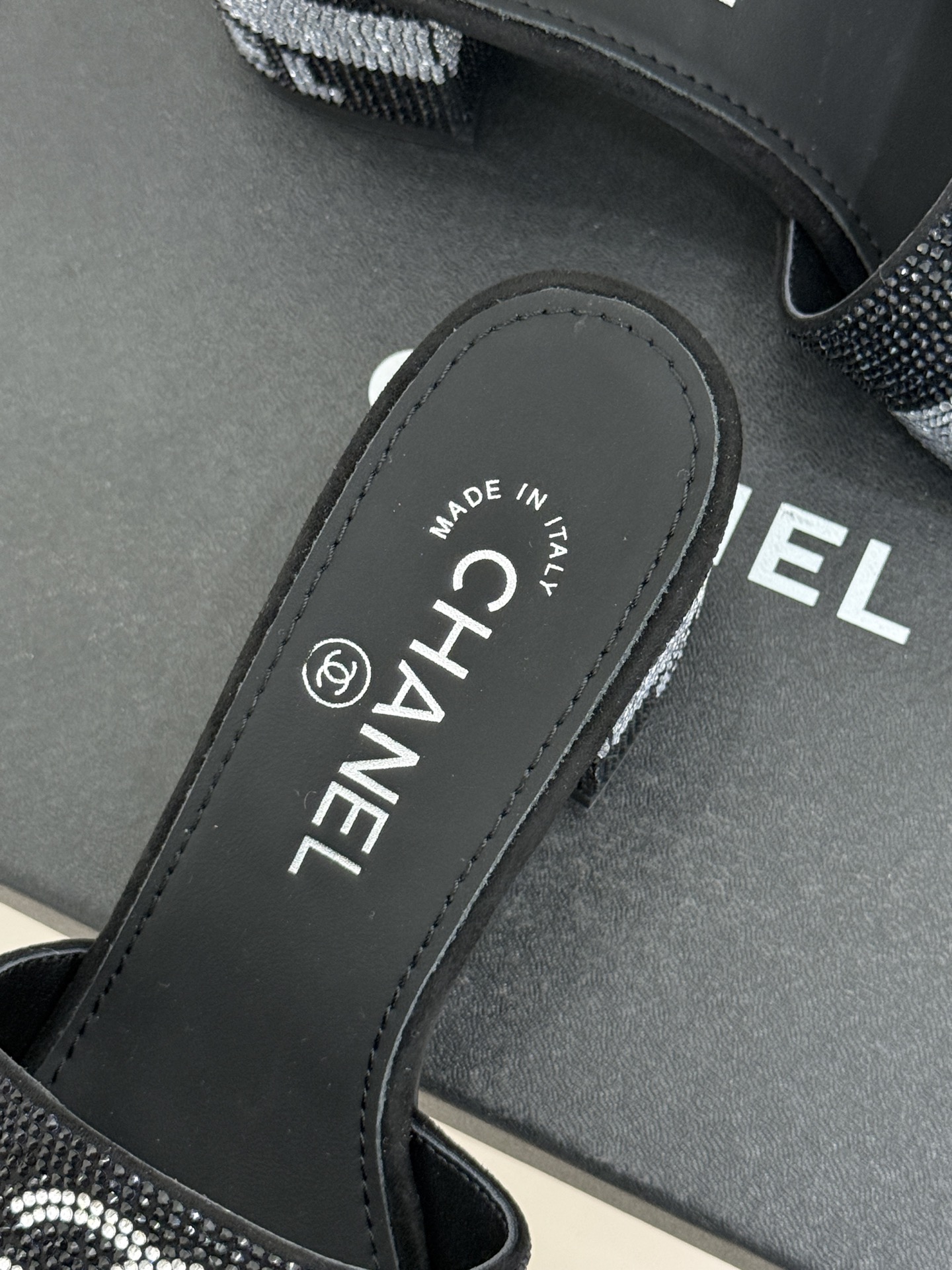 CHANE*｜小香经典水钻双C字母拖鞋这大概就是传说中公主的水晶鞋吧💎璀璨水钻手工镶嵌双C标识光影流转间