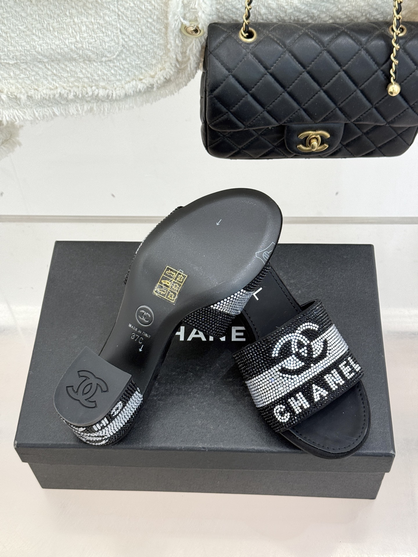 CHANE*｜小香经典水钻双C字母拖鞋这大概就是传说中公主的水晶鞋吧💎璀璨水钻手工镶嵌双C标识光影流转间