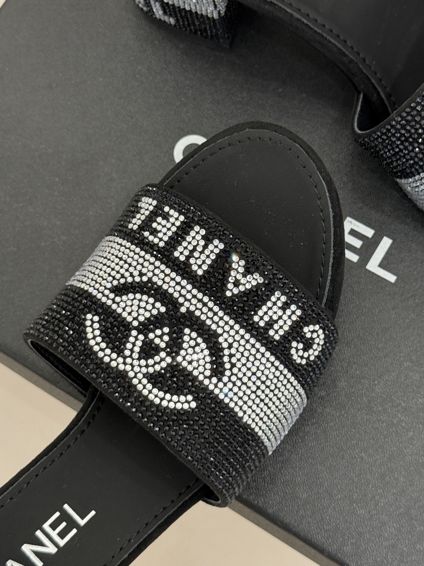 CHANE*｜小香经典水钻双C字母拖鞋这大概就是传说中公主的水晶鞋吧💎璀璨水钻手工镶嵌双C标识光影流转间