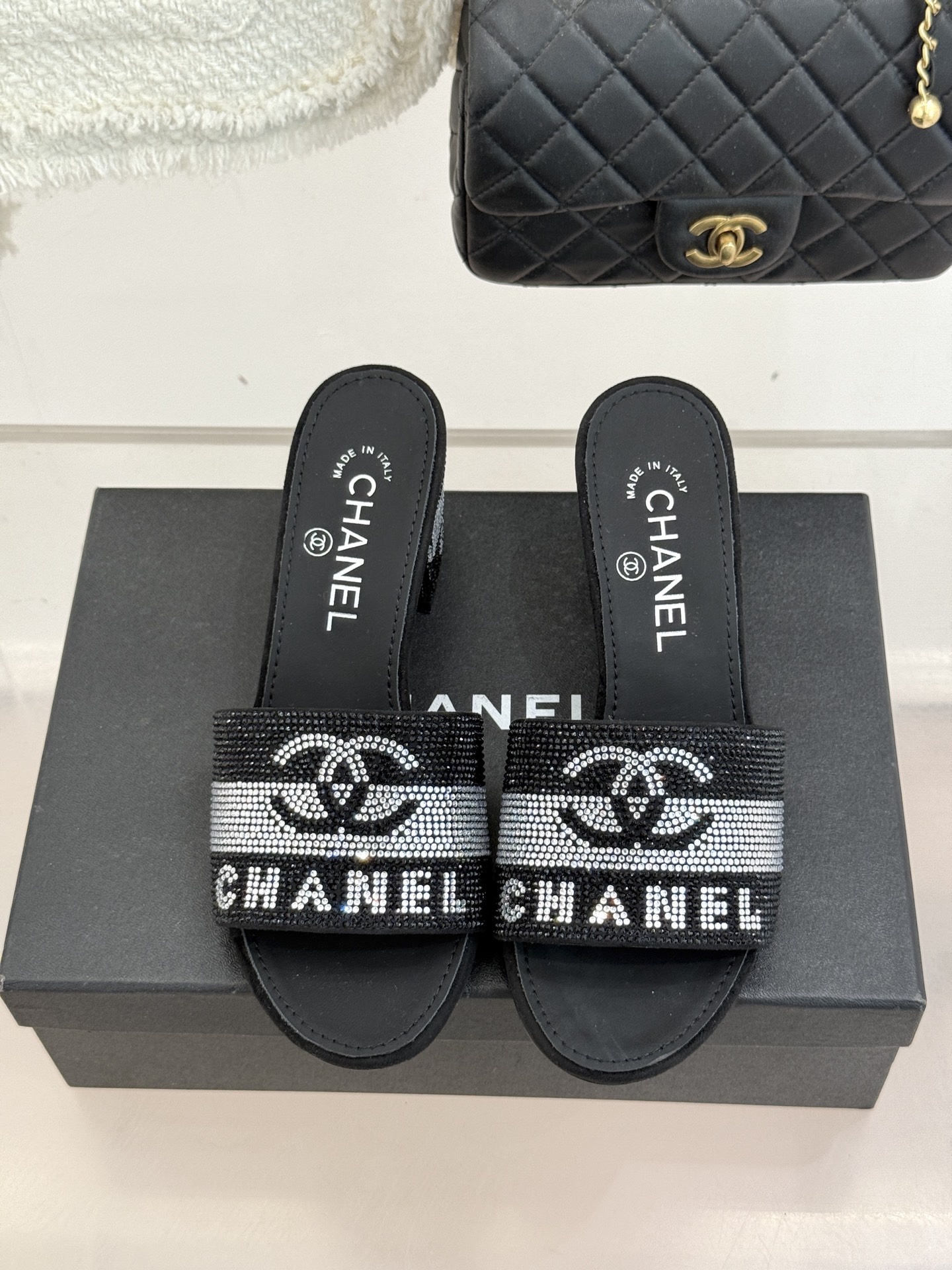 CHANE*｜小香经典水钻双C字母拖鞋这大概就是传说中公主的水晶鞋吧💎璀璨水钻手工镶嵌双C标识光影流转间