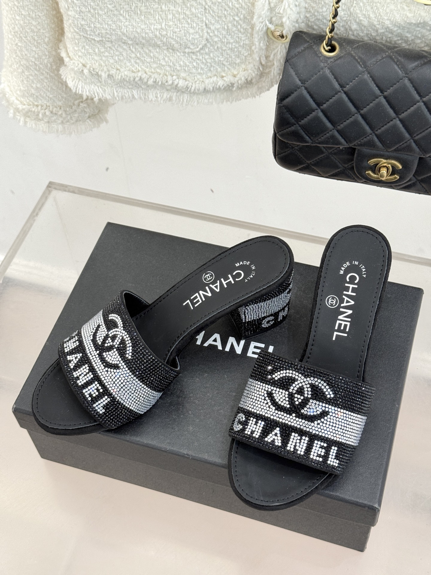 CHANE*｜小香经典水钻双C字母拖鞋这大概就是传说中公主的水晶鞋吧💎璀璨水钻手工镶嵌双C标识光影流转间