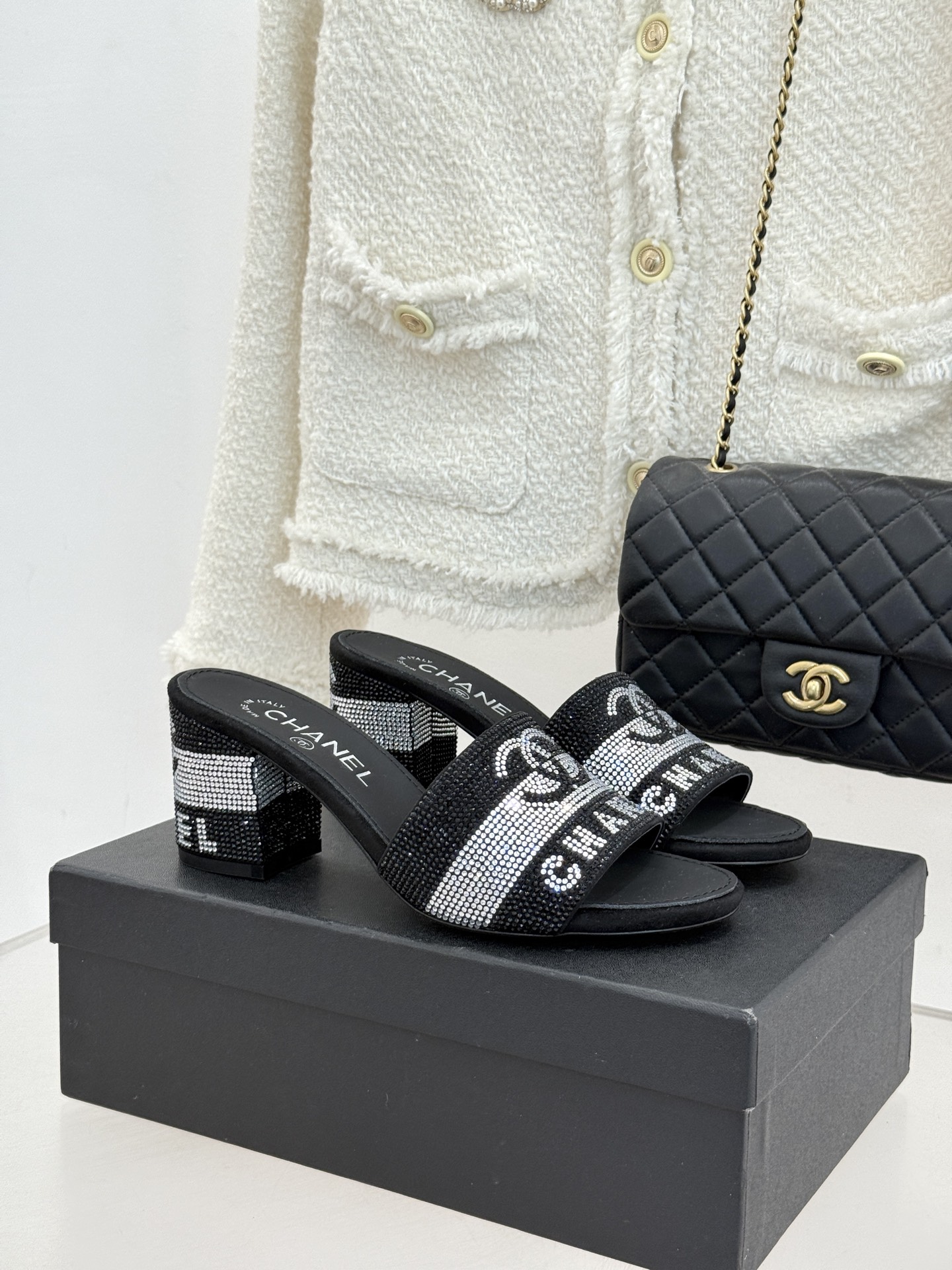 CHANE*｜小香经典水钻双C字母拖鞋这大概就是传说中公主的水晶鞋吧💎璀璨水钻手工镶嵌双C标识光影流转间