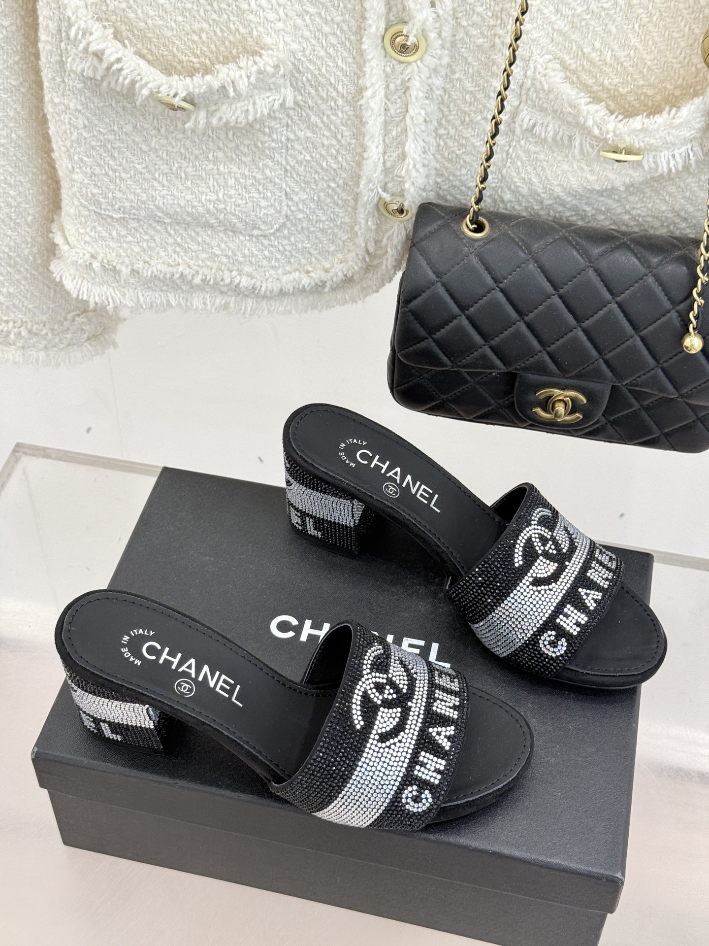 CHANE*｜小香经典水钻双C字母拖鞋这大概就是传说中公主的水晶鞋吧💎璀璨水钻手工镶嵌双C标识光影流转间