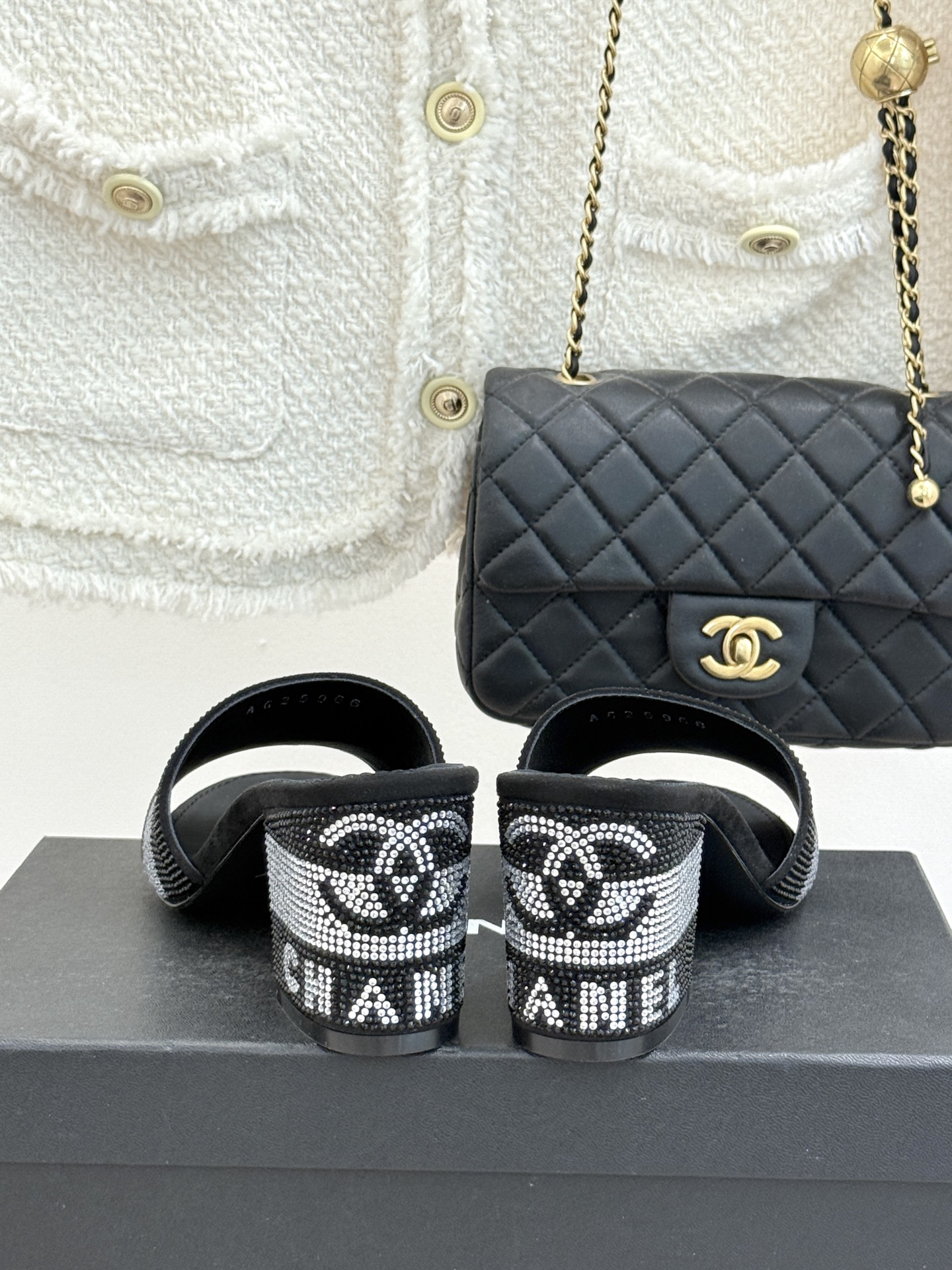 CHANE*｜小香经典水钻双C字母拖鞋这大概就是传说中公主的水晶鞋吧💎璀璨水钻手工镶嵌双C标识光影流转间