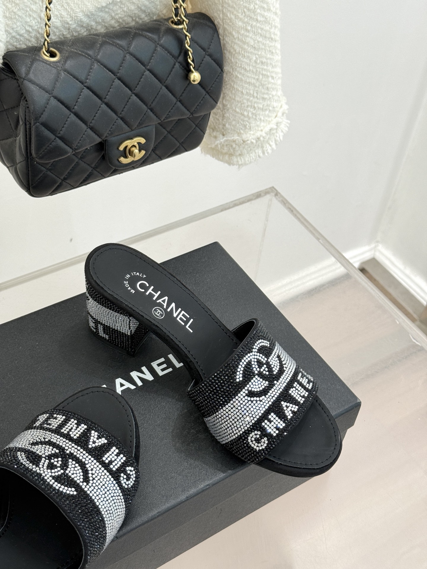 CHANE*｜小香经典水钻双C字母拖鞋这大概就是传说中公主的水晶鞋吧💎璀璨水钻手工镶嵌双C标识光影流转间