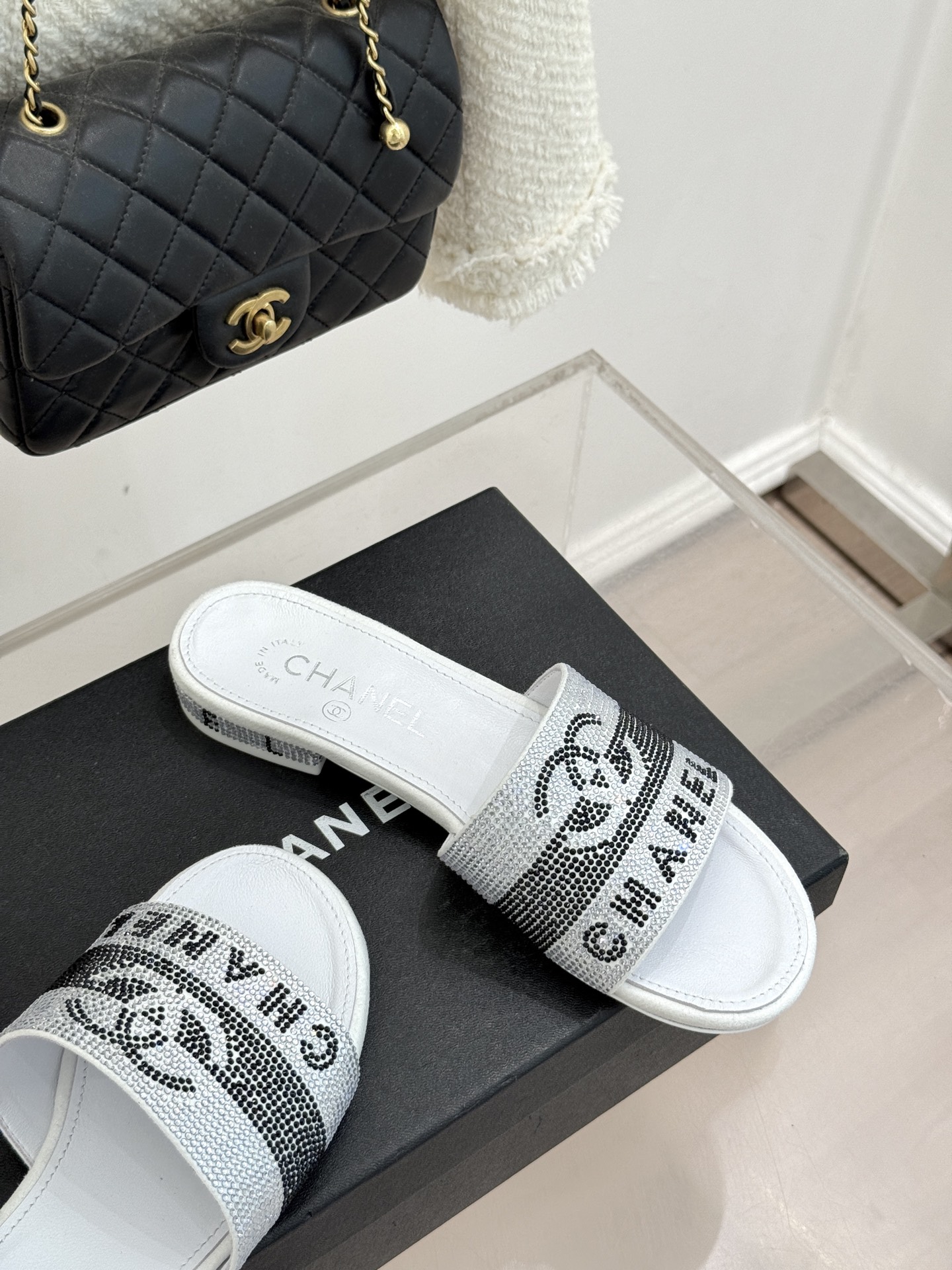 CHANE*｜小香经典水钻双C字母拖鞋这大概就是传说中公主的水晶鞋吧💎璀璨水钻手工镶嵌双C标识光影流转间