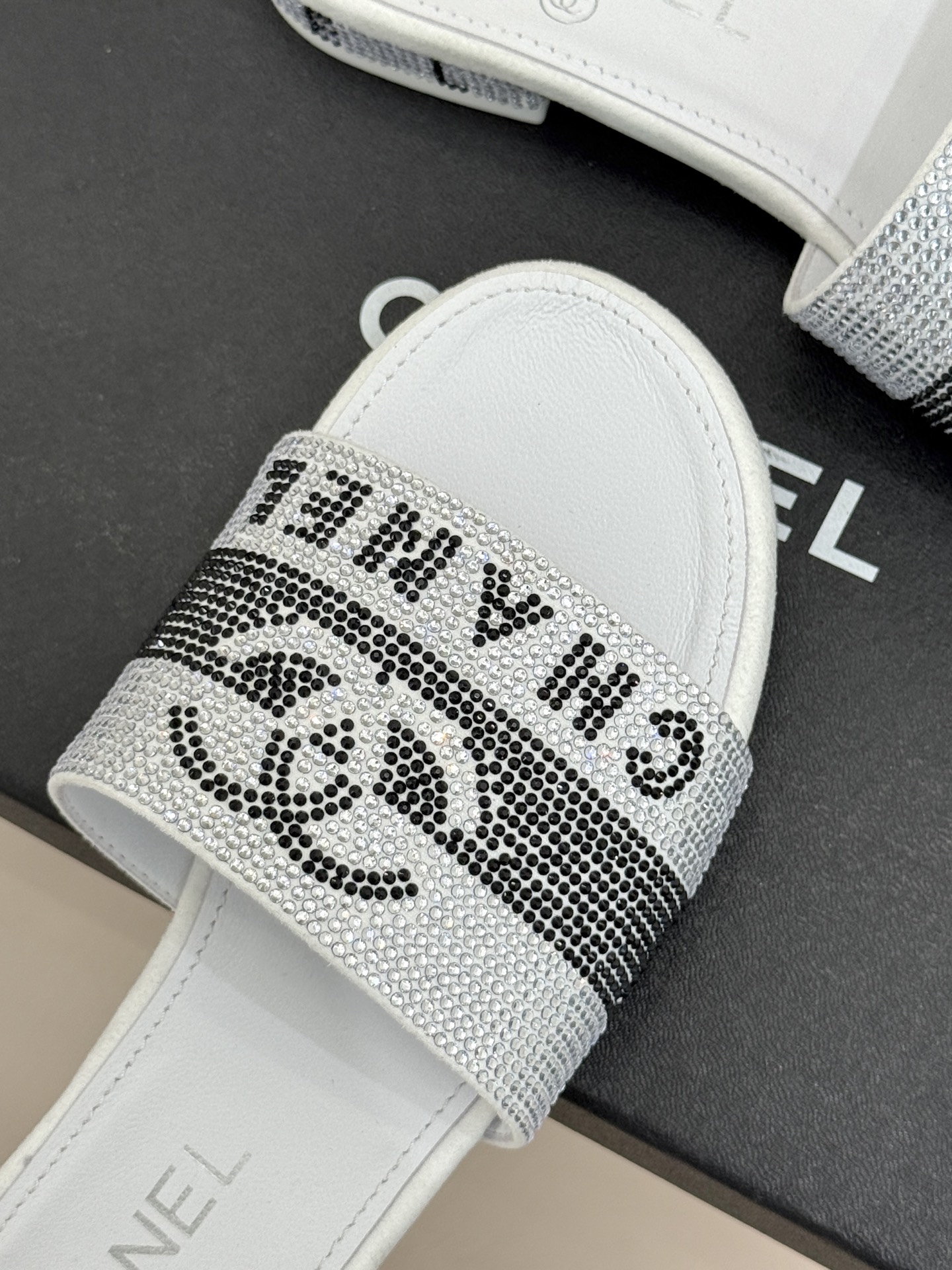 CHANE*｜小香经典水钻双C字母拖鞋这大概就是传说中公主的水晶鞋吧💎璀璨水钻手工镶嵌双C标识光影流转间