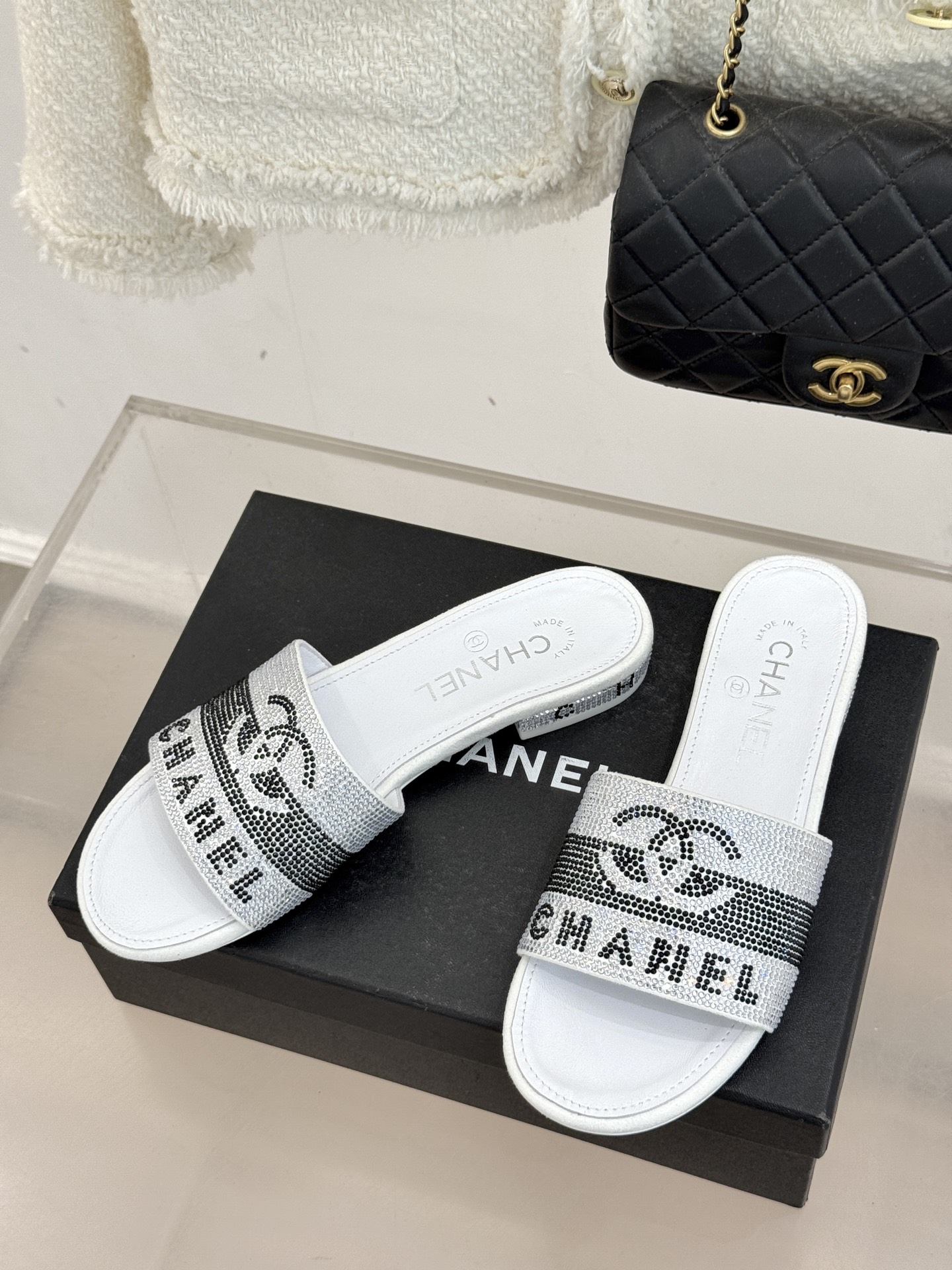 CHANE*｜小香经典水钻双C字母拖鞋这大概就是传说中公主的水晶鞋吧💎璀璨水钻手工镶嵌双C标识光影流转间