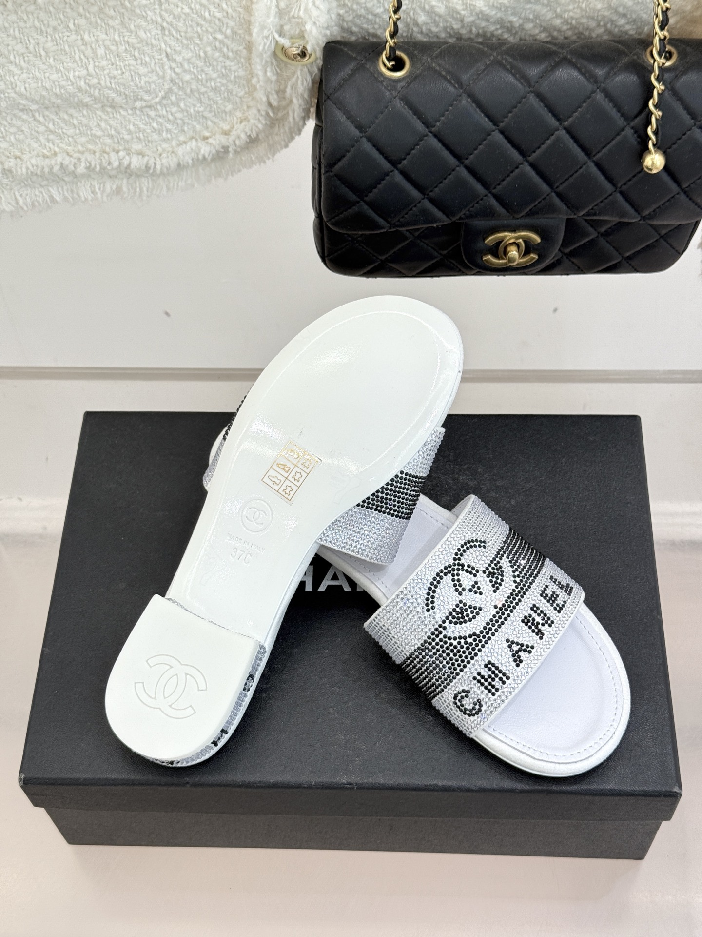 CHANE*｜小香经典水钻双C字母拖鞋这大概就是传说中公主的水晶鞋吧💎璀璨水钻手工镶嵌双C标识光影流转间