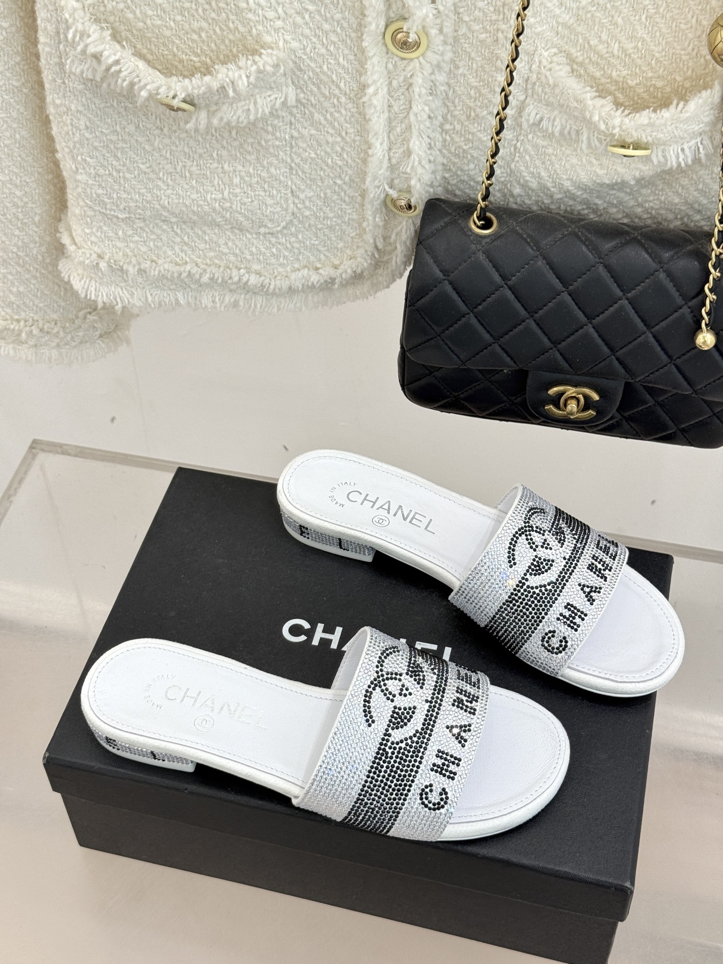 CHANE*｜小香经典水钻双C字母拖鞋这大概就是传说中公主的水晶鞋吧💎璀璨水钻手工镶嵌双C标识光影流转间