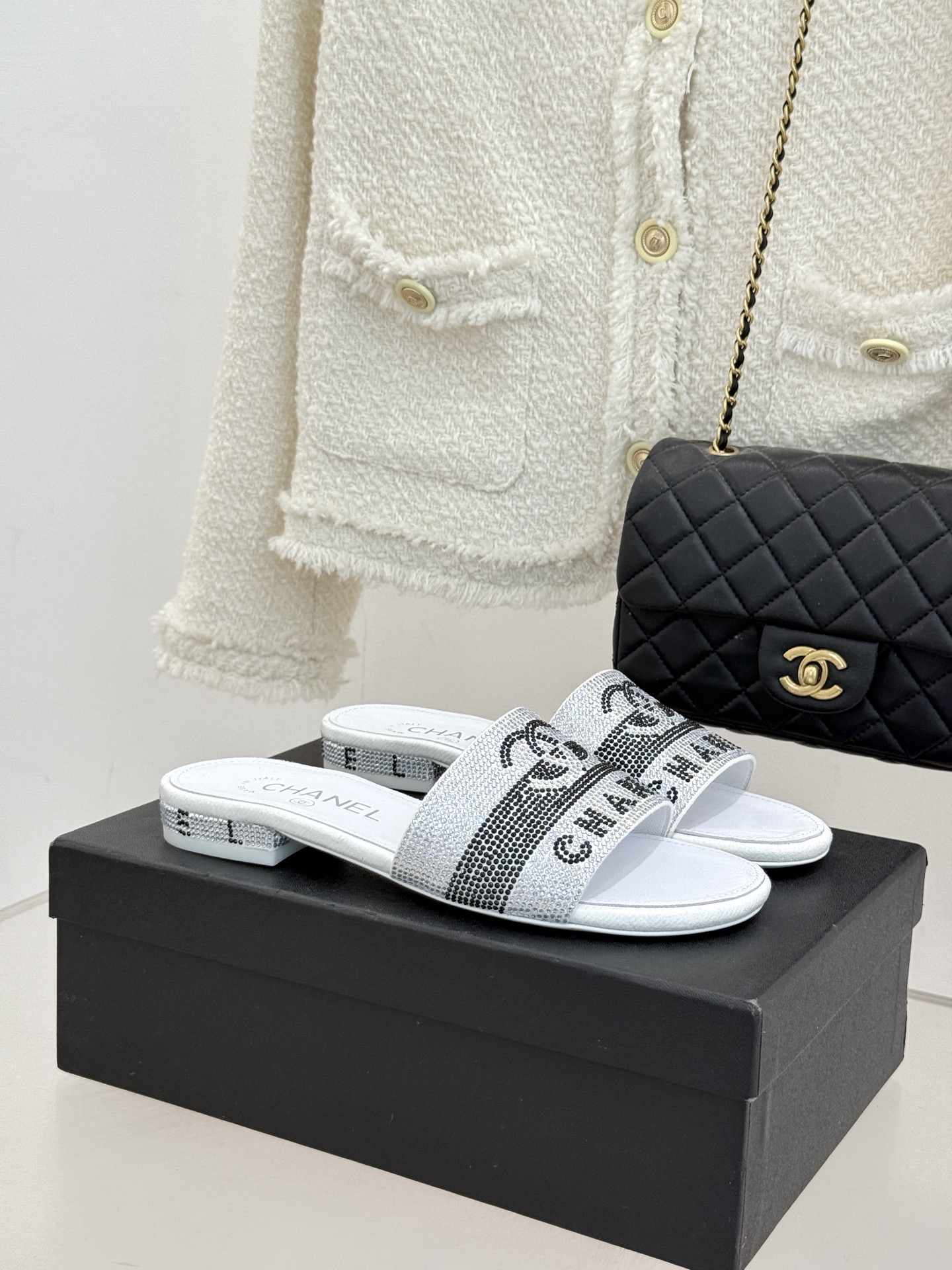 CHANE*｜小香经典水钻双C字母拖鞋这大概就是传说中公主的水晶鞋吧💎璀璨水钻手工镶嵌双C标识光影流转间