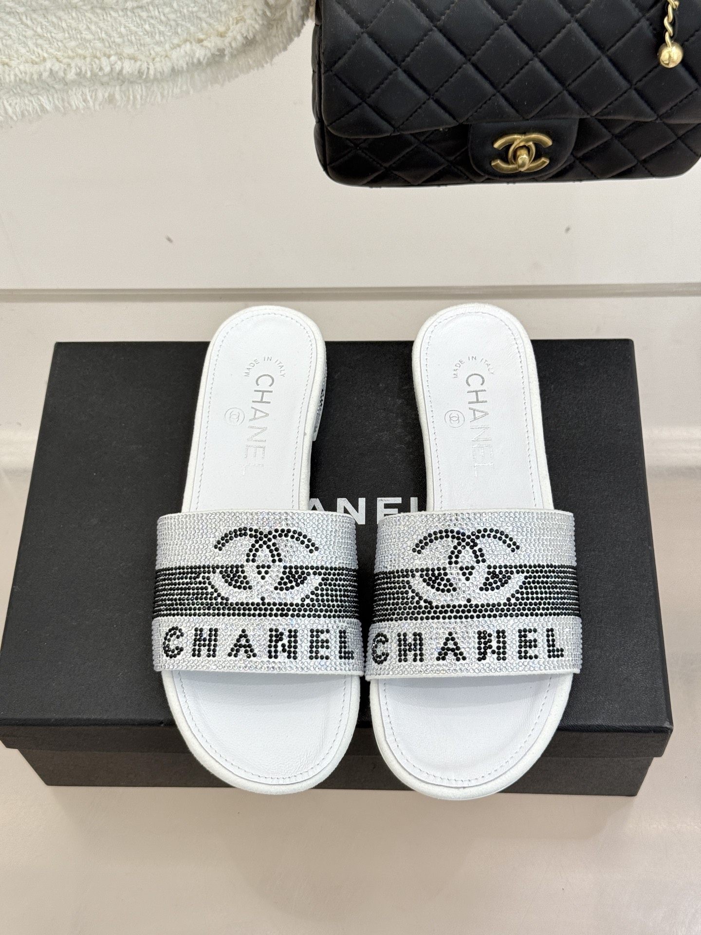 CHANE*｜小香经典水钻双C字母拖鞋这大概就是传说中公主的水晶鞋吧💎璀璨水钻手工镶嵌双C标识光影流转间