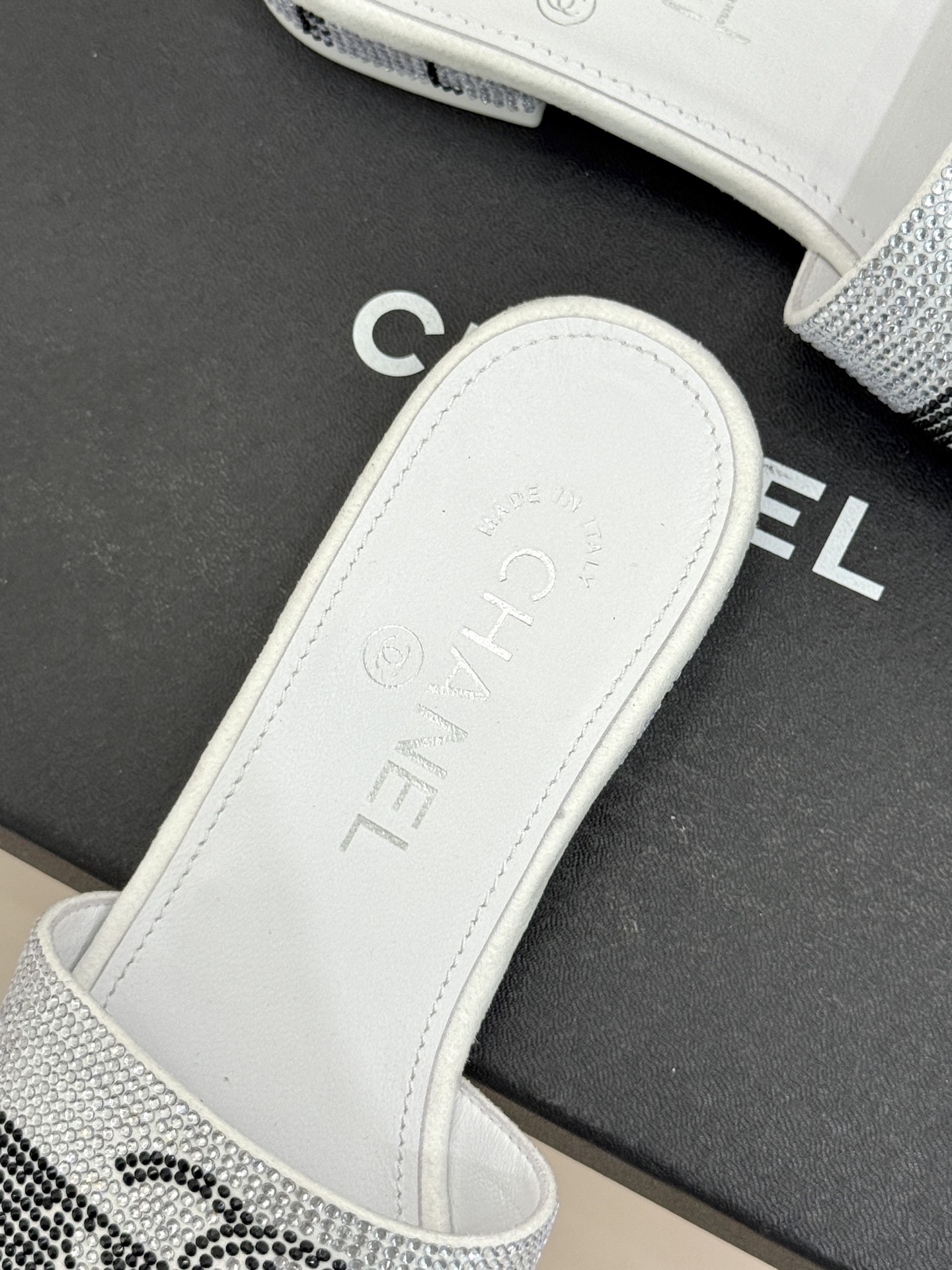 CHANE*｜小香经典水钻双C字母拖鞋这大概就是传说中公主的水晶鞋吧💎璀璨水钻手工镶嵌双C标识光影流转间