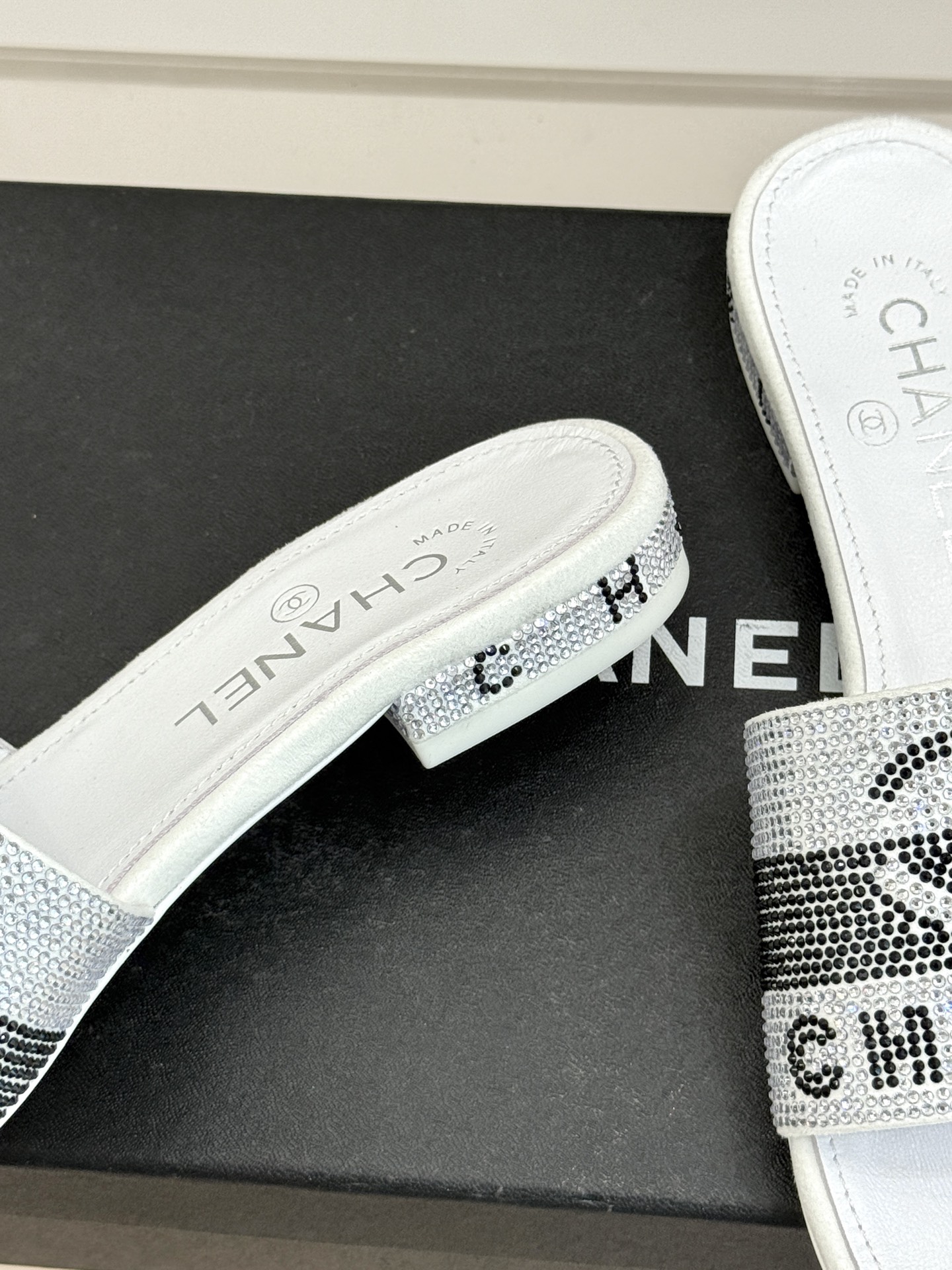 CHANE*｜小香经典水钻双C字母拖鞋这大概就是传说中公主的水晶鞋吧💎璀璨水钻手工镶嵌双C标识光影流转间