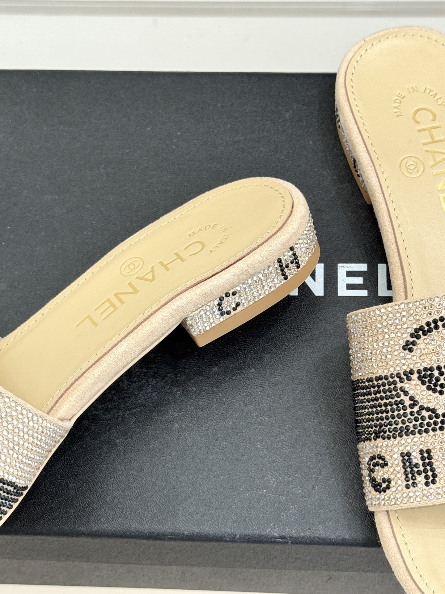 CHANE*｜小香经典水钻双C字母拖鞋这大概就是传说中公主的水晶鞋吧💎璀璨水钻手工镶嵌双C标识光影流转间