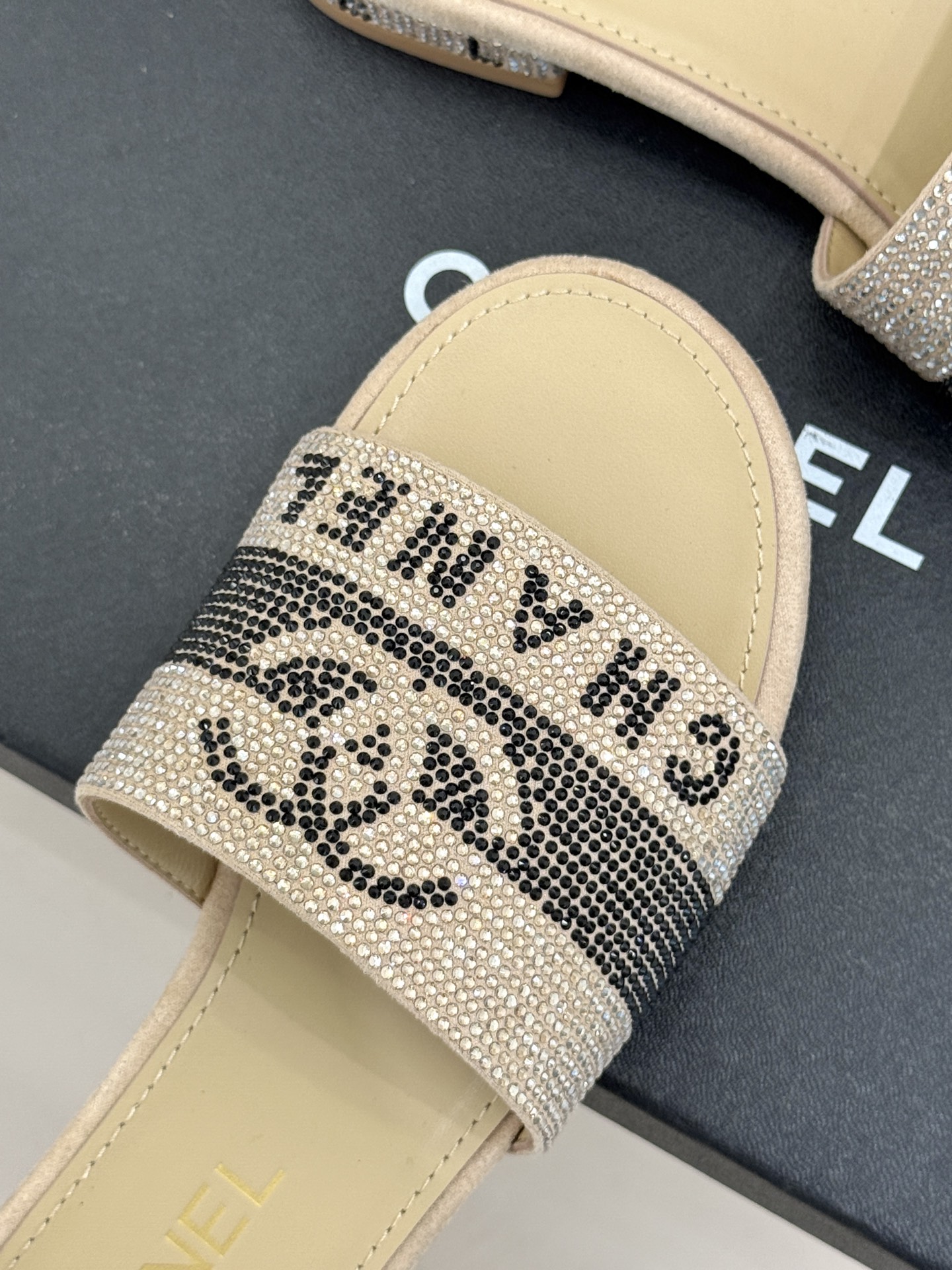 CHANE*｜小香经典水钻双C字母拖鞋这大概就是传说中公主的水晶鞋吧💎璀璨水钻手工镶嵌双C标识光影流转间