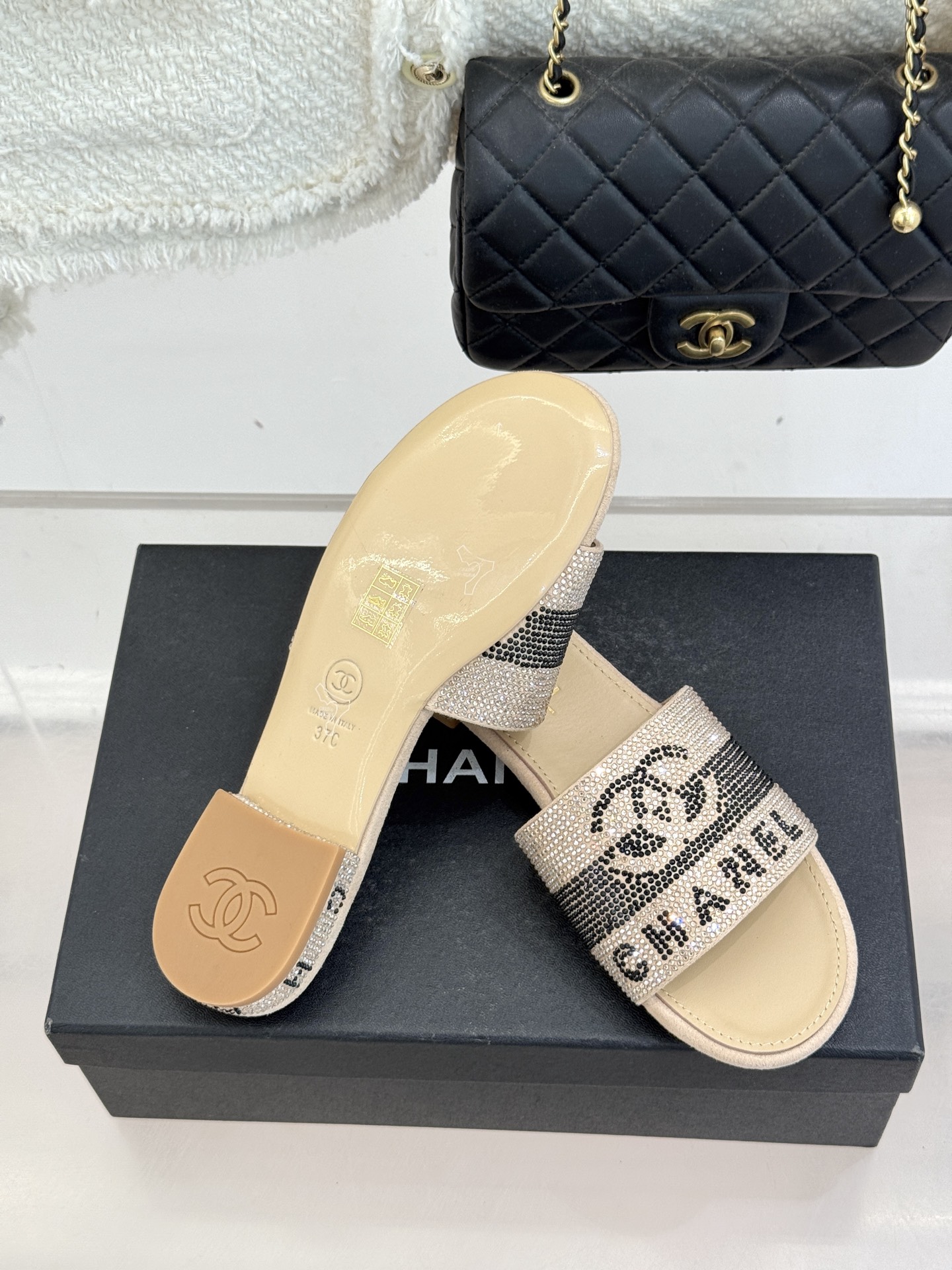 CHANE*｜小香经典水钻双C字母拖鞋这大概就是传说中公主的水晶鞋吧💎璀璨水钻手工镶嵌双C标识光影流转间