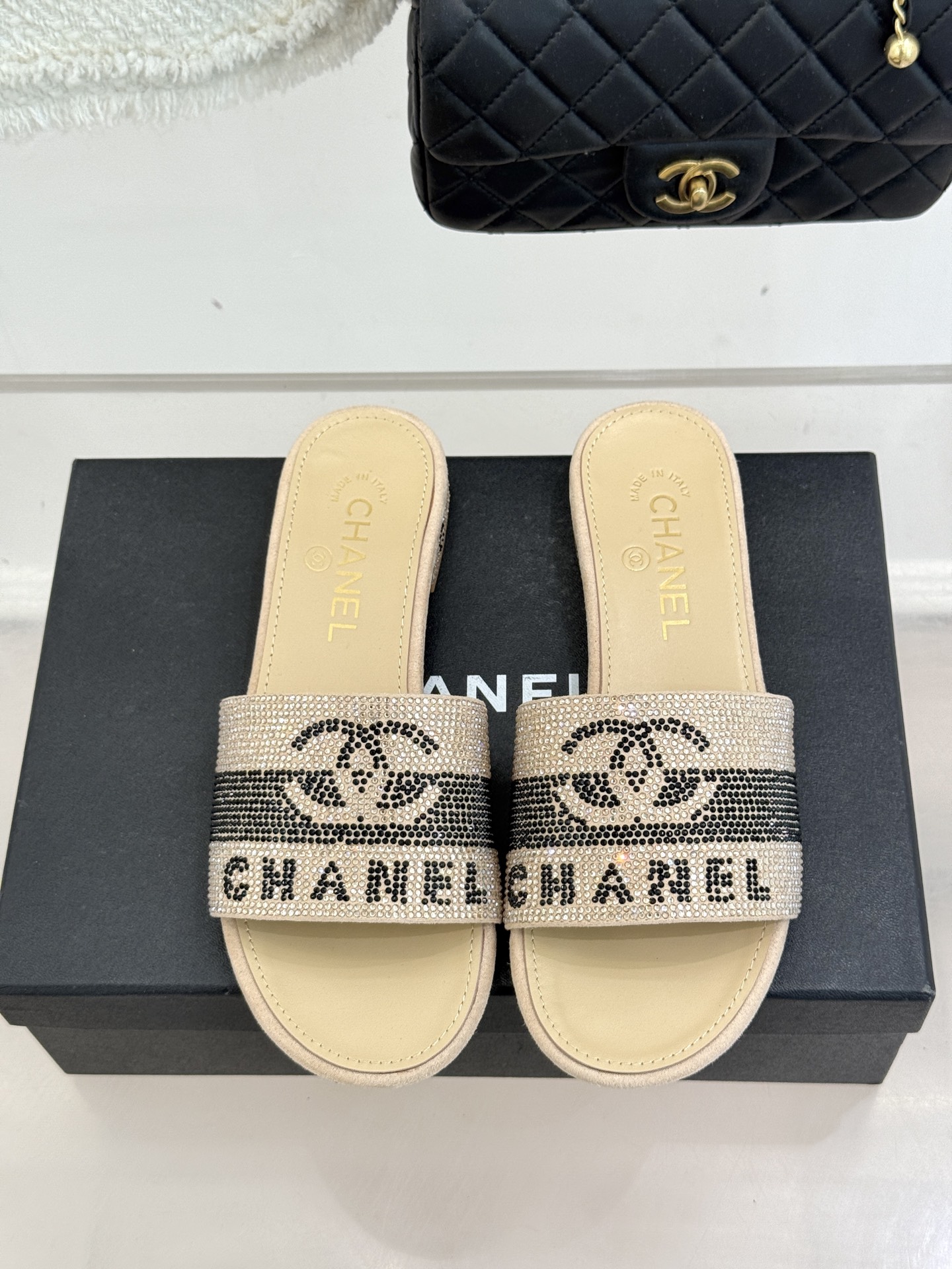 CHANE*｜小香经典水钻双C字母拖鞋这大概就是传说中公主的水晶鞋吧💎璀璨水钻手工镶嵌双C标识光影流转间