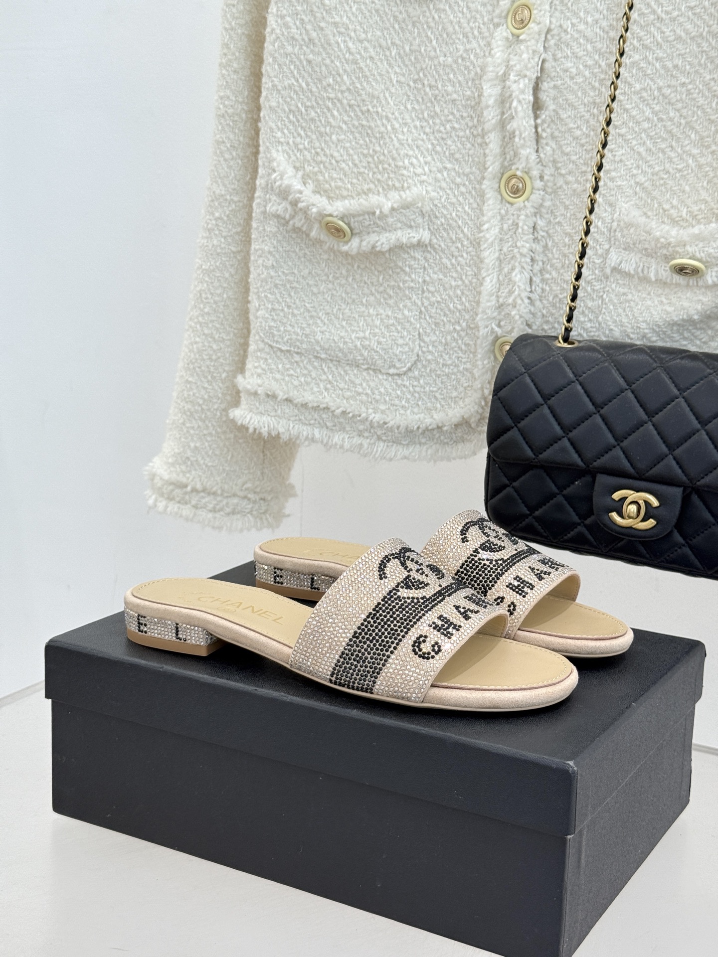 CHANE*｜小香经典水钻双C字母拖鞋这大概就是传说中公主的水晶鞋吧💎璀璨水钻手工镶嵌双C标识光影流转间