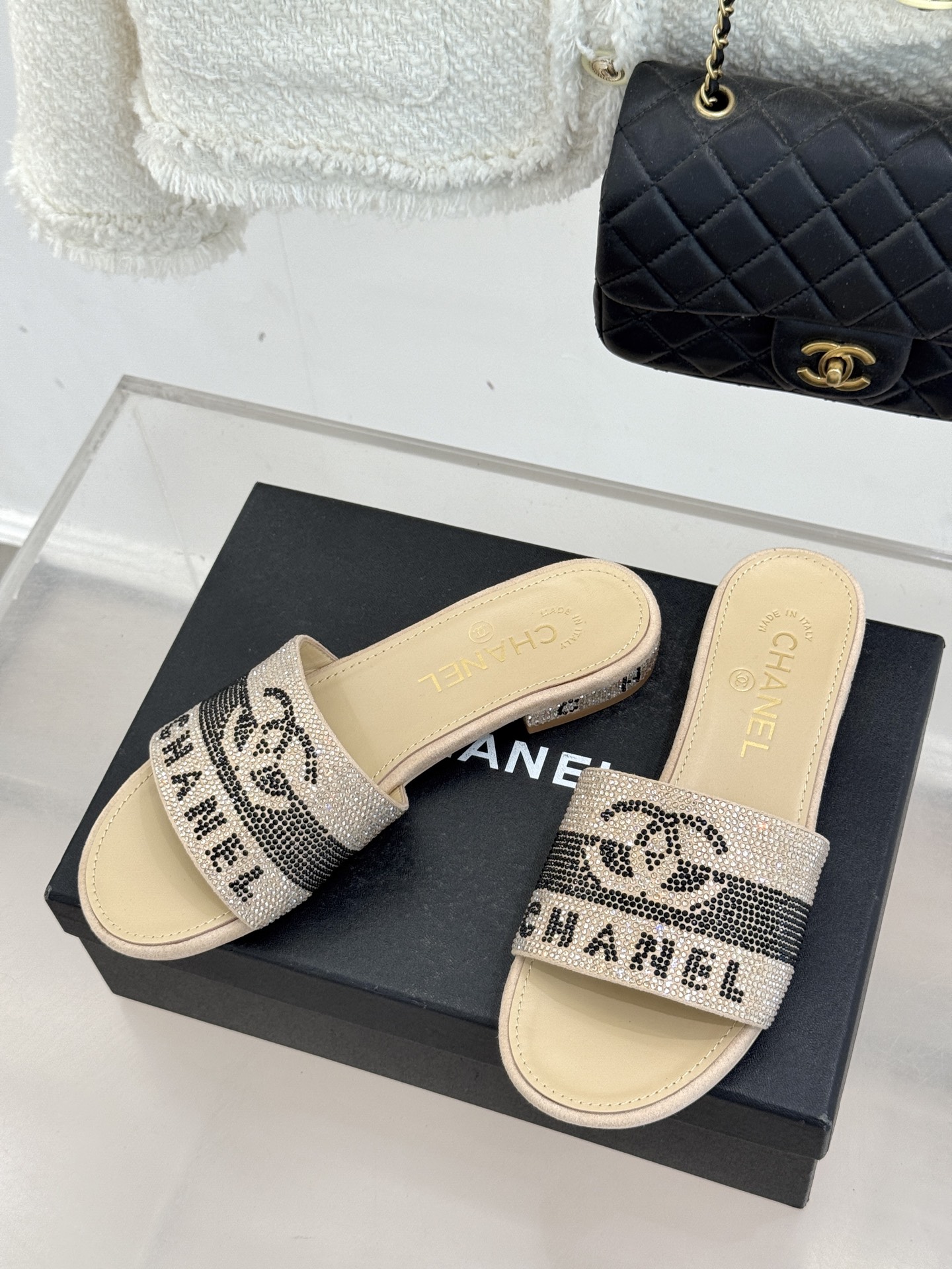 CHANE*｜小香经典水钻双C字母拖鞋这大概就是传说中公主的水晶鞋吧💎璀璨水钻手工镶嵌双C标识光影流转间