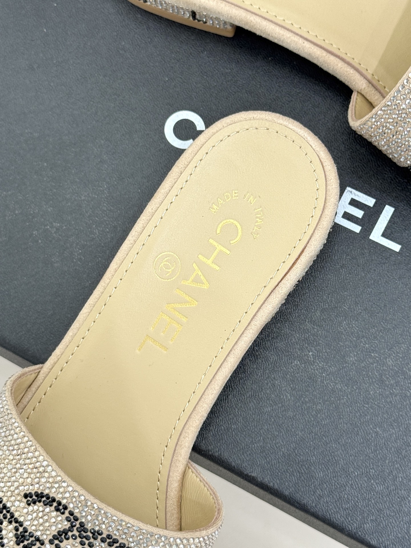 CHANE*｜小香经典水钻双C字母拖鞋这大概就是传说中公主的水晶鞋吧💎璀璨水钻手工镶嵌双C标识光影流转间