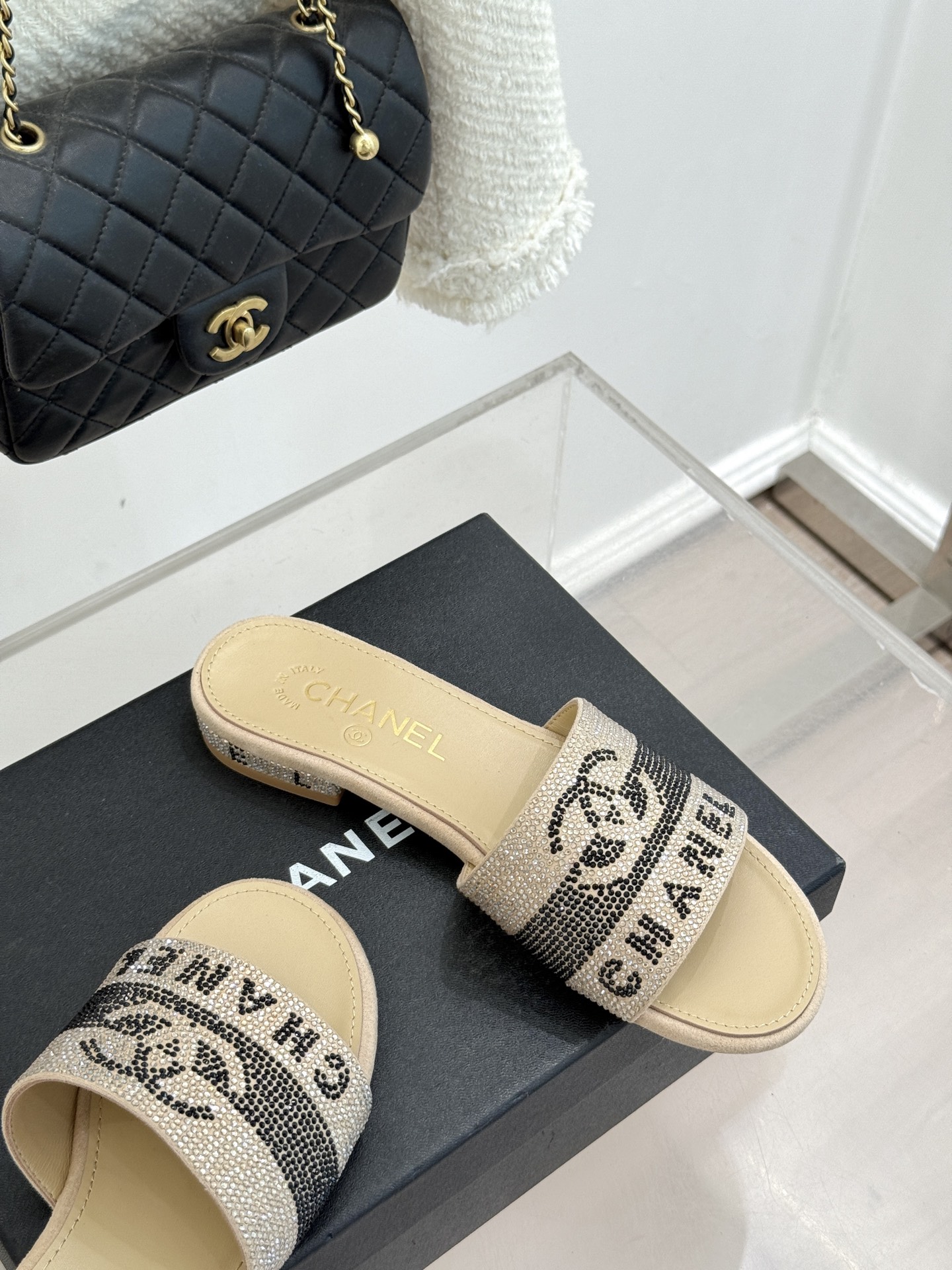 CHANE*｜小香经典水钻双C字母拖鞋这大概就是传说中公主的水晶鞋吧💎璀璨水钻手工镶嵌双C标识光影流转间