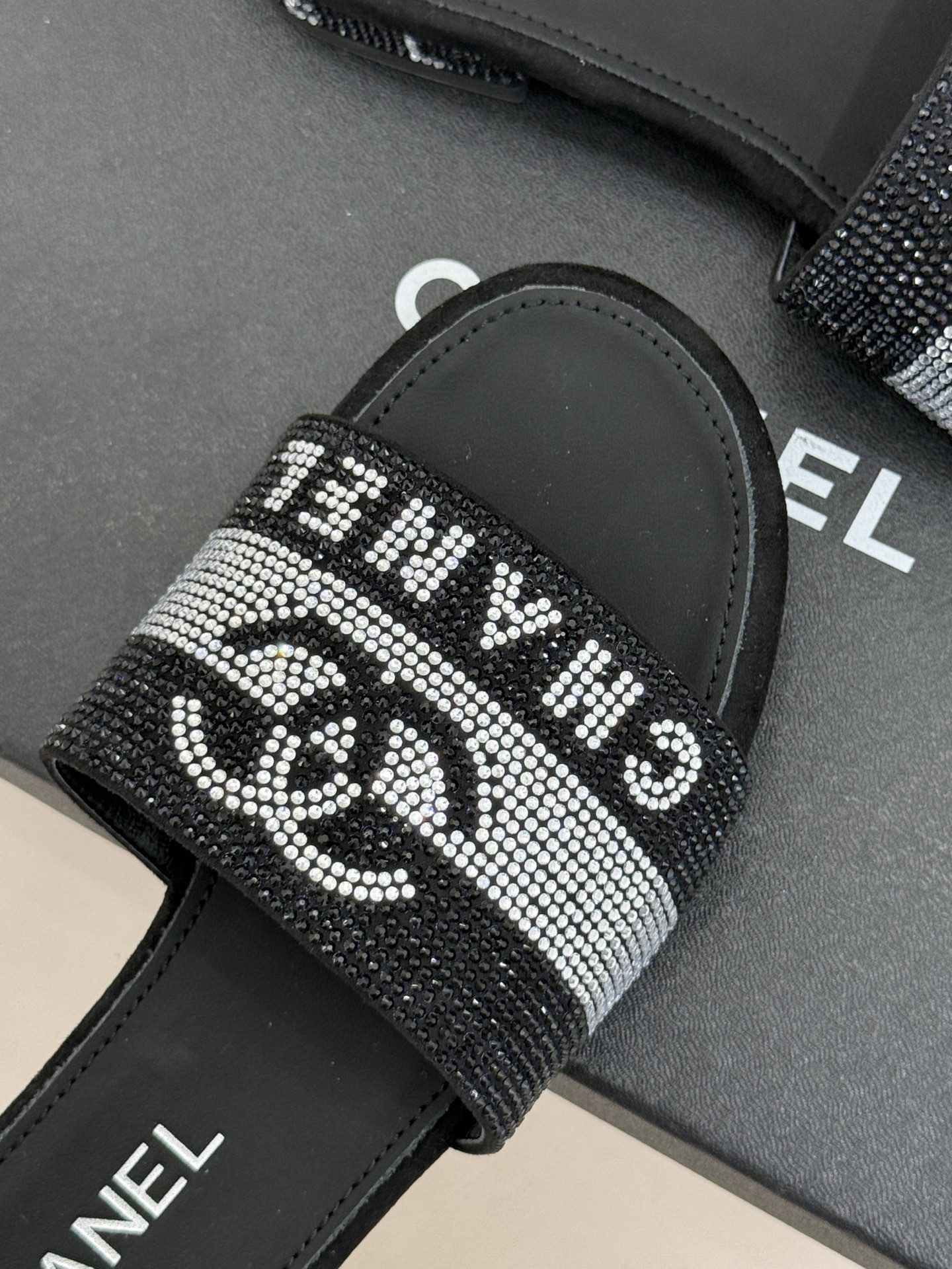 CHANE*｜小香经典水钻双C字母拖鞋这大概就是传说中公主的水晶鞋吧💎璀璨水钻手工镶嵌双C标识光影流转间