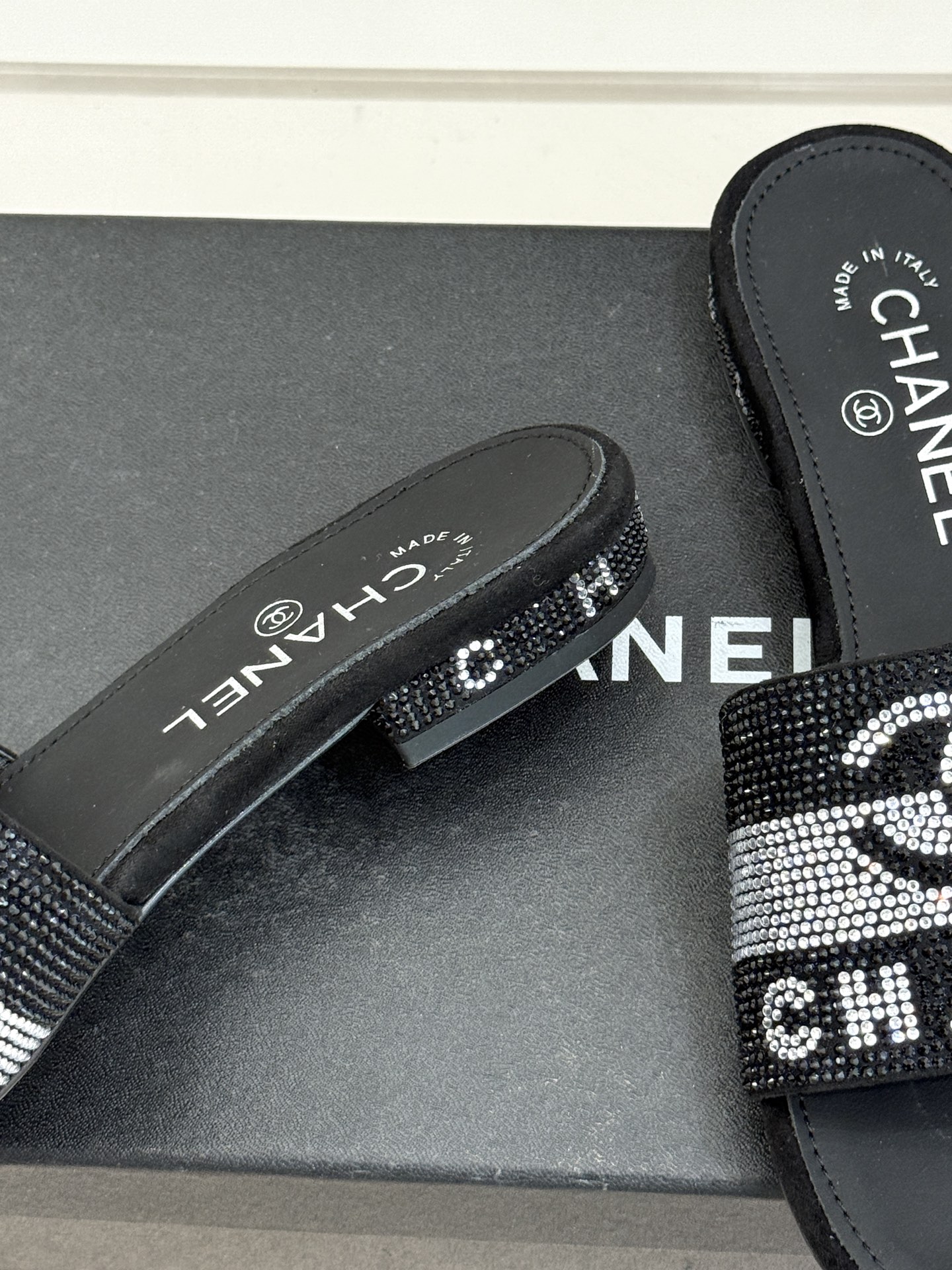 CHANE*｜小香经典水钻双C字母拖鞋这大概就是传说中公主的水晶鞋吧💎璀璨水钻手工镶嵌双C标识光影流转间