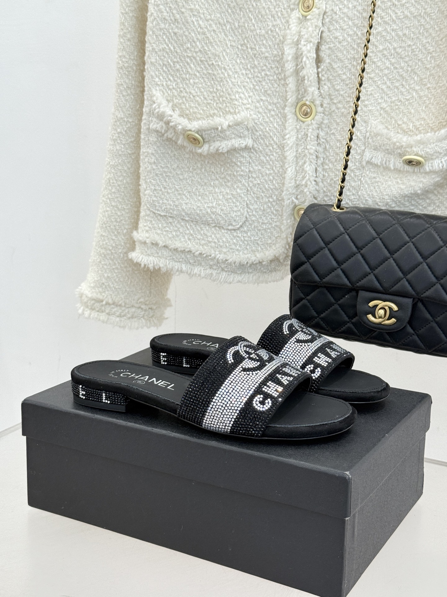 NO:726302,CHANE*｜Xiao Xiang's classic rhinestone double C letter slippers. This is probably the legendary princess's crystal slipper. The bright rhinestones are hand-inlaid with the double C logo. The light and shadow flow show a noble aura. The hot diamond bingbing is full of diamonds, which are particularly shiny. Heavy workmanship to make the diamonds not easy to fall off. The lady's sexy temperament is versatile. The high-end texture that you can fall into at a glance. The soft sheepskin is skin-friendly and breathable. The slip-on design perfectly balances laziness and sophistication.  The simple shoe style is easy to wear. It is gentle and dignified when paired with skirts. It is neat and high-end when paired with trousers. It can be easily controlled for daily outings and vacations. Every step has its own highlights, revealing a luxurious style in a low-key manner. It integrates French elegance into relaxed daily life. This pair of slippers is effortlessly fashionable and a timeless shining collection in the shoe cabinet. The upper is customized with original cashmere leather, and the lining is made of sheepskin. The genuine leather sole imported from Italy  size35-39 (40/41 customized) No. 83920224, slippers, chanel, slippers, skirts, sheepskin, Leather soles19860909CHANE*｜小香经典水钻双C字母拖鞋 这大概就是传说中公主的水晶鞋吧 璀璨水钻手工镶嵌双C标识 光影流转间尽显矜贵气场 烫钻bingbing满钻特别闪 重工打造不易掉钻  名媛性感气质百搭 一眼沦陷的高定质感. 精选柔软羊皮亲肤透气 一脚蹬设计 慵懒与精致完美平衡. 简约鞋型不挑穿搭 搭配裙装温柔显贵 搭配裤装利落高级 日常出街、度假休闲都能轻松驾驭. 每一步都自带高光 低调中流露奢雅格调 将法式优雅融入松弛日常. 这双拖鞋 是无需费力的时髦底气 也是鞋柜里永不过时的闪耀典藏. 鞋面定制原版羊绒皮烫钻 内里踮脚均为羊皮 意大利进口真皮大底 size35-39（40/41定制） 编号83920224,拖鞋,chanel,slippers,skirts,sheepskin,Leather soles,Women's Shoes